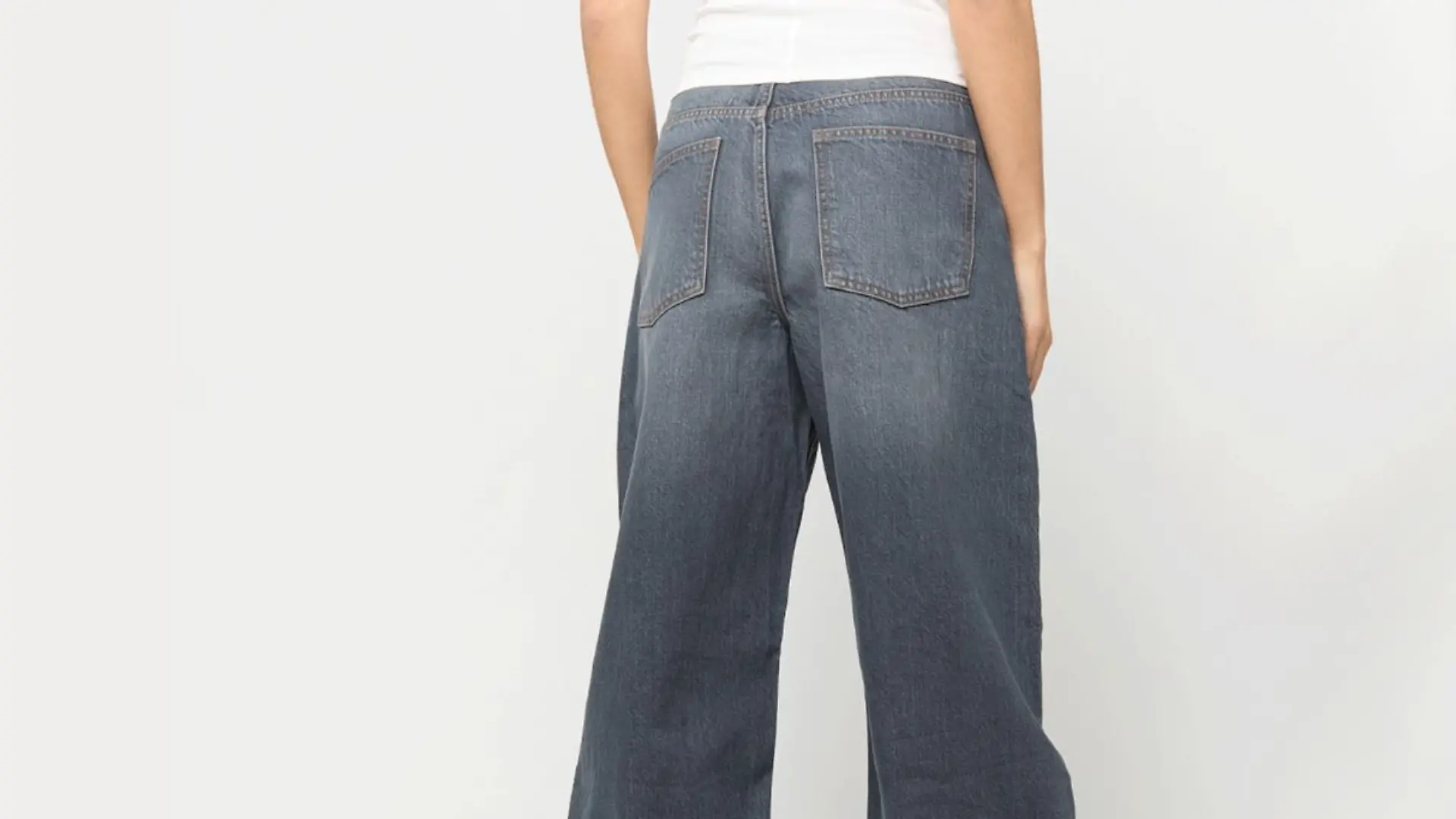 Model in Barrel-Jeans von Decibel, Aufnahme von hinten.