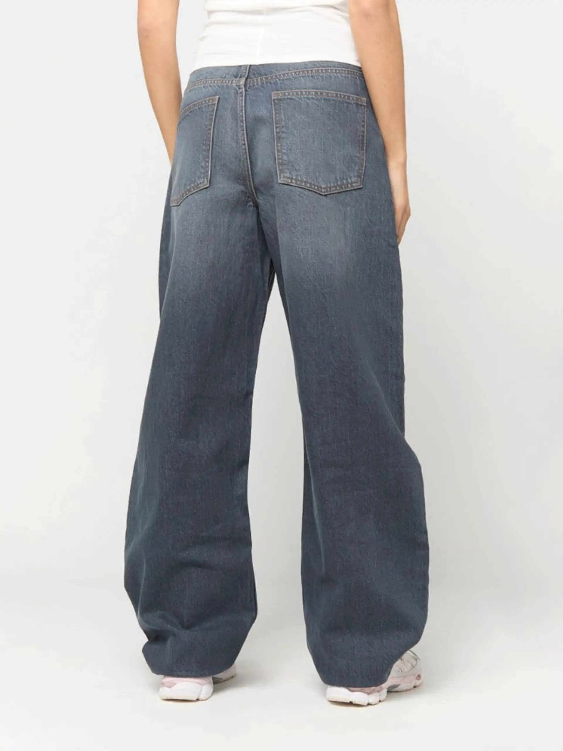 Model in Barrel-Jeans von Decibel, Aufnahme von hinten.