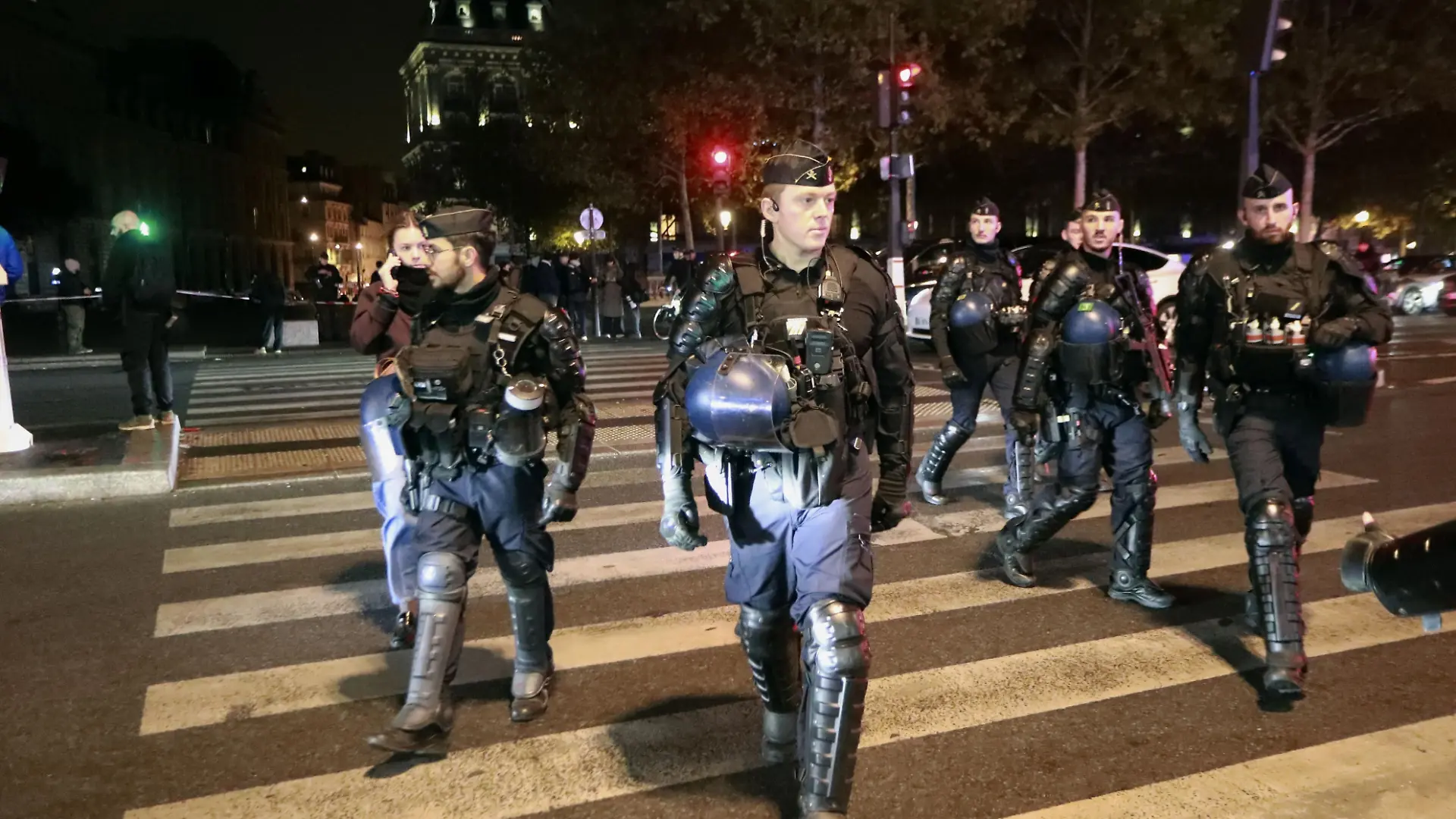 Einsatzkräfte der Polizei stehen auf der Place de la République Wache, da auf dem Platz nach den Unruhen in Frankreich eine nächtliche Ausgangssperre verhängt wurde. +++ dpa-Bildfunk +++