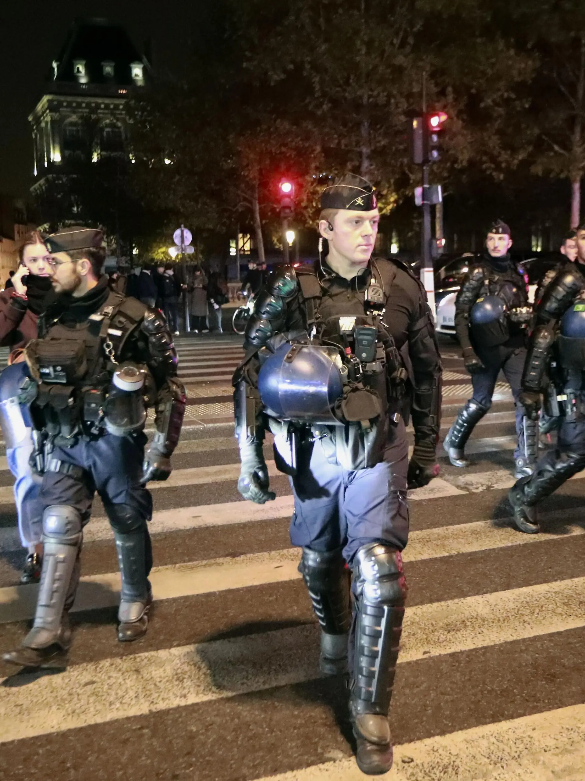 Einsatzkräfte der Polizei stehen auf der Place de la République Wache, da auf dem Platz nach den Unruhen in Frankreich eine nächtliche Ausgangssperre verhängt wurde. +++ dpa-Bildfunk +++
