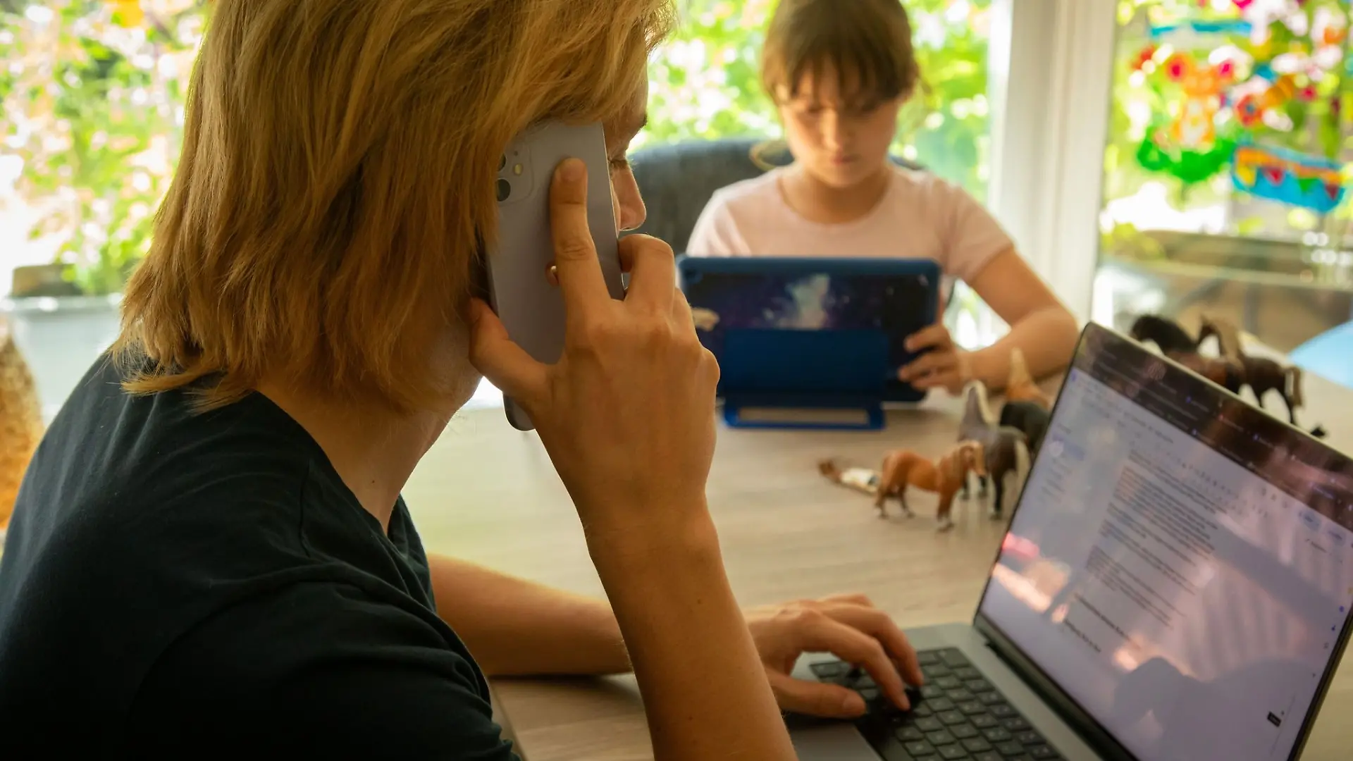 Weniger Homeoffice, mehr Zeit fürs Kind? Wer dafür im Job kürzertritt, kann Kindererziehungszeiten für die Rente bekommen – Väter genauso wie Mütter.