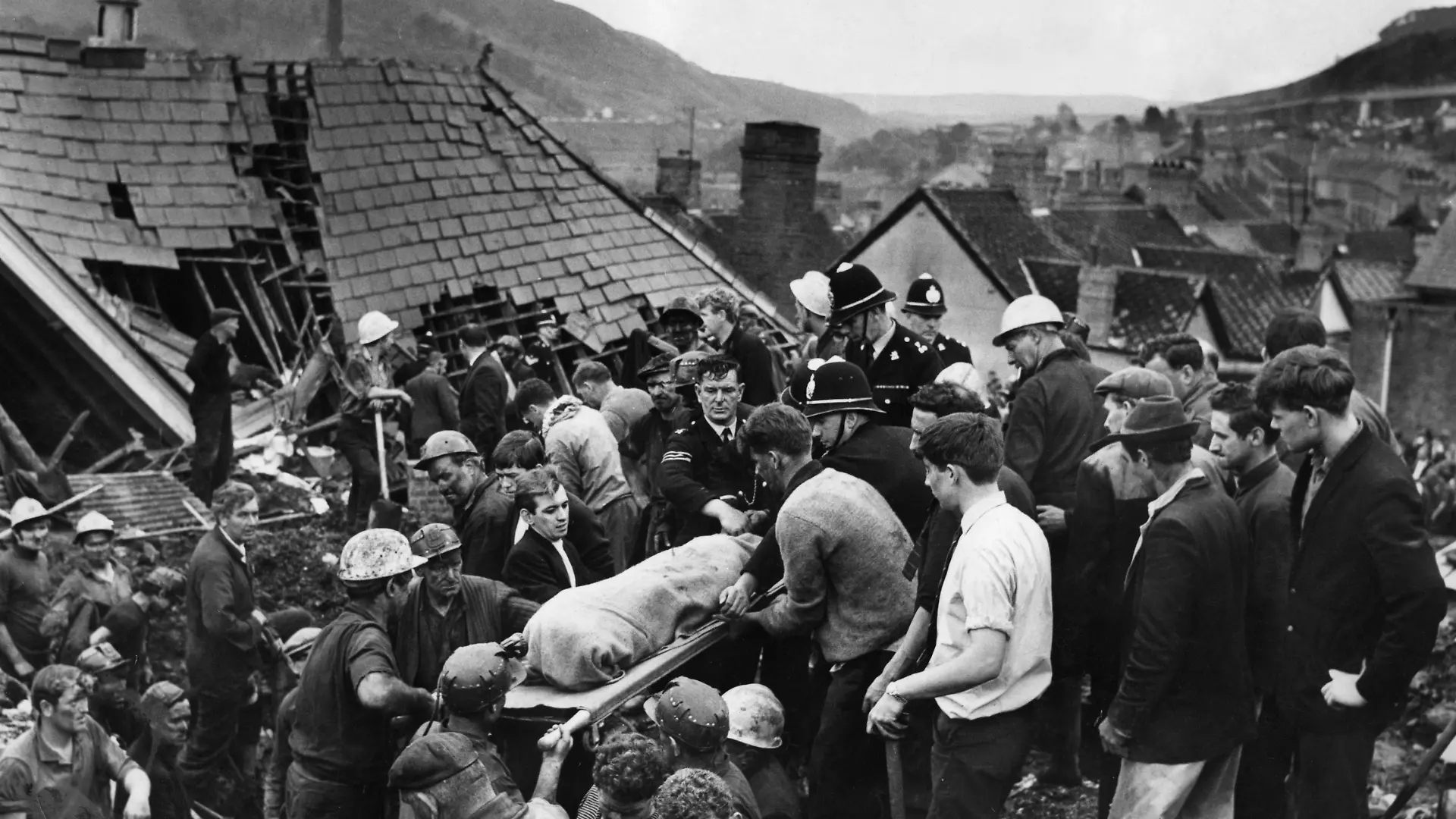 Rettungskräfte bergen am 21. Oktober 1966 zahlreiche Todesopfer aus den Trümmern der zerstörten Pantglas-Grundschule in Aberfan.