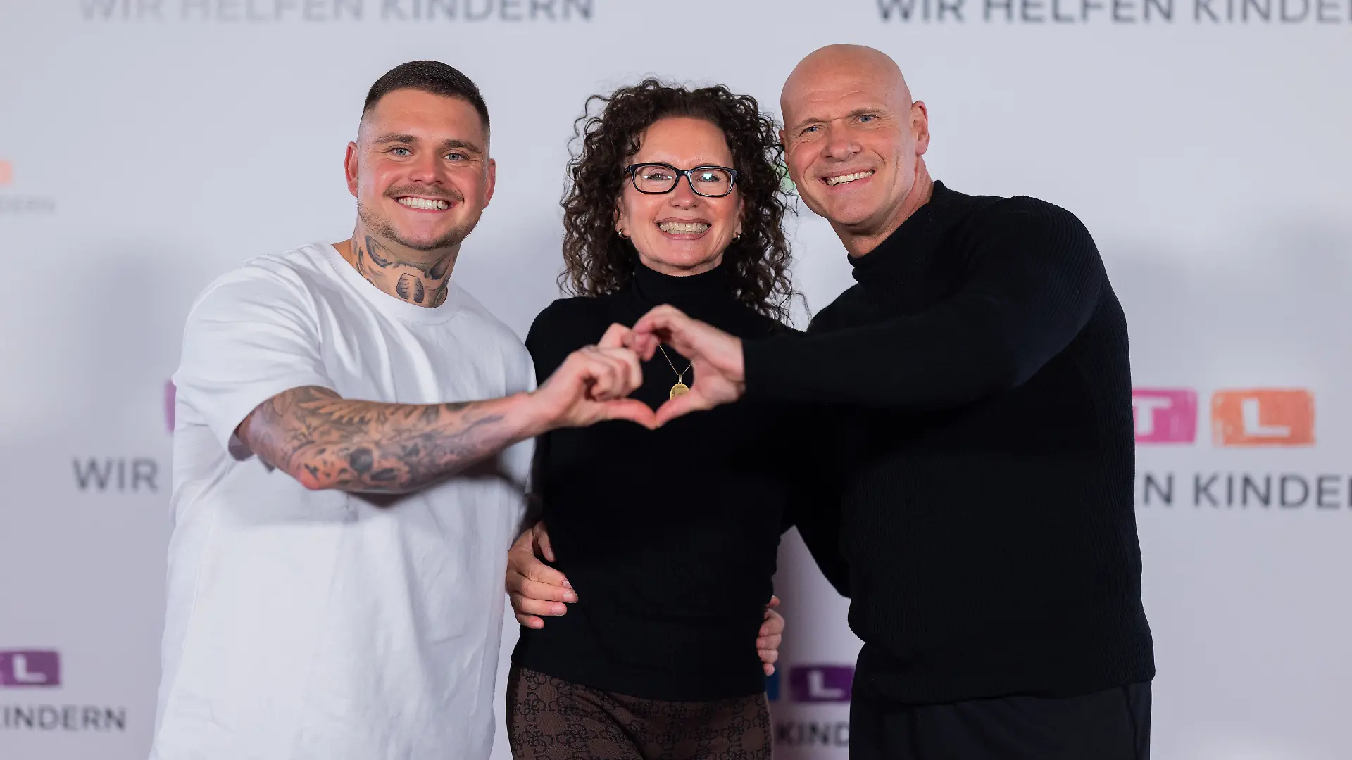 Nico Legat mit seinen Eltern Alexandra und Thorsten beim 30. RTL-Spendenmarathon