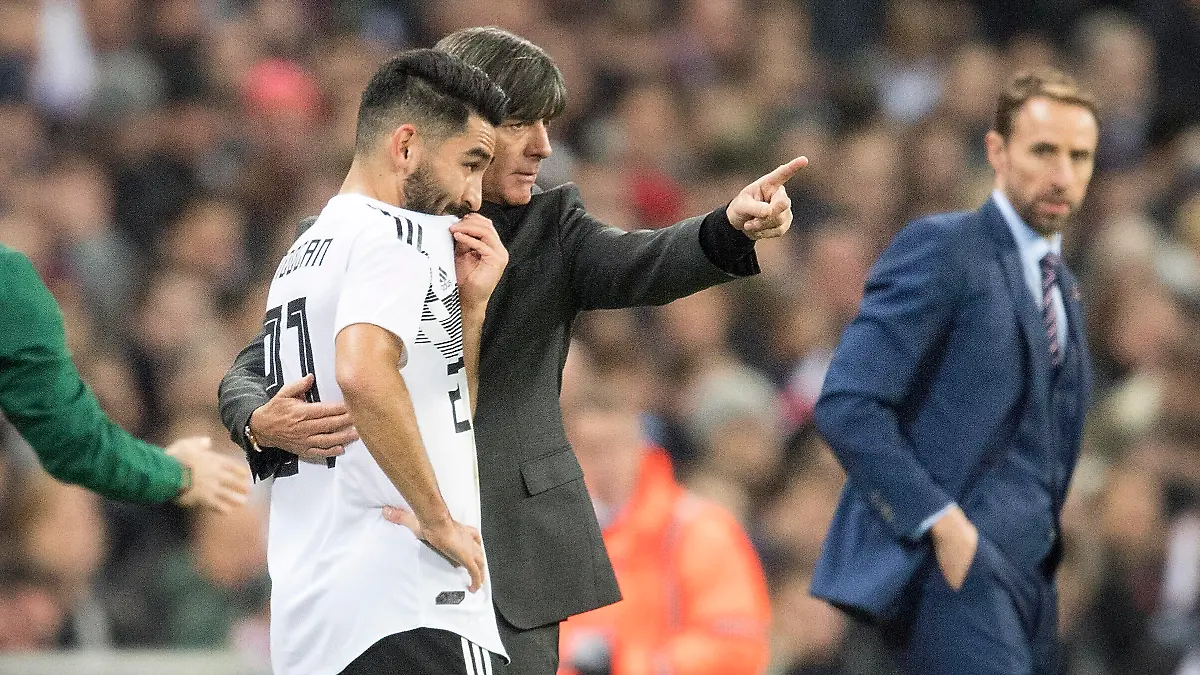 Löws Instruktionen für Ilkay Gündogan werden von Englands Nationaltrainer Gareth Soutgate genau beobachtet.