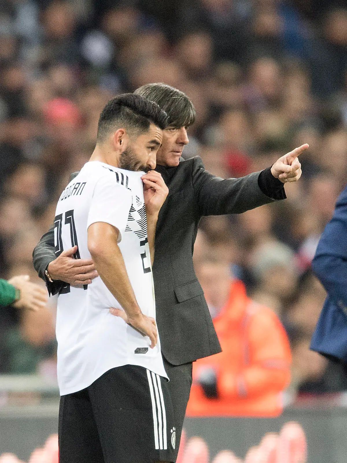 Löws Instruktionen für Ilkay Gündogan werden von Englands Nationaltrainer Gareth Soutgate genau beobachtet.