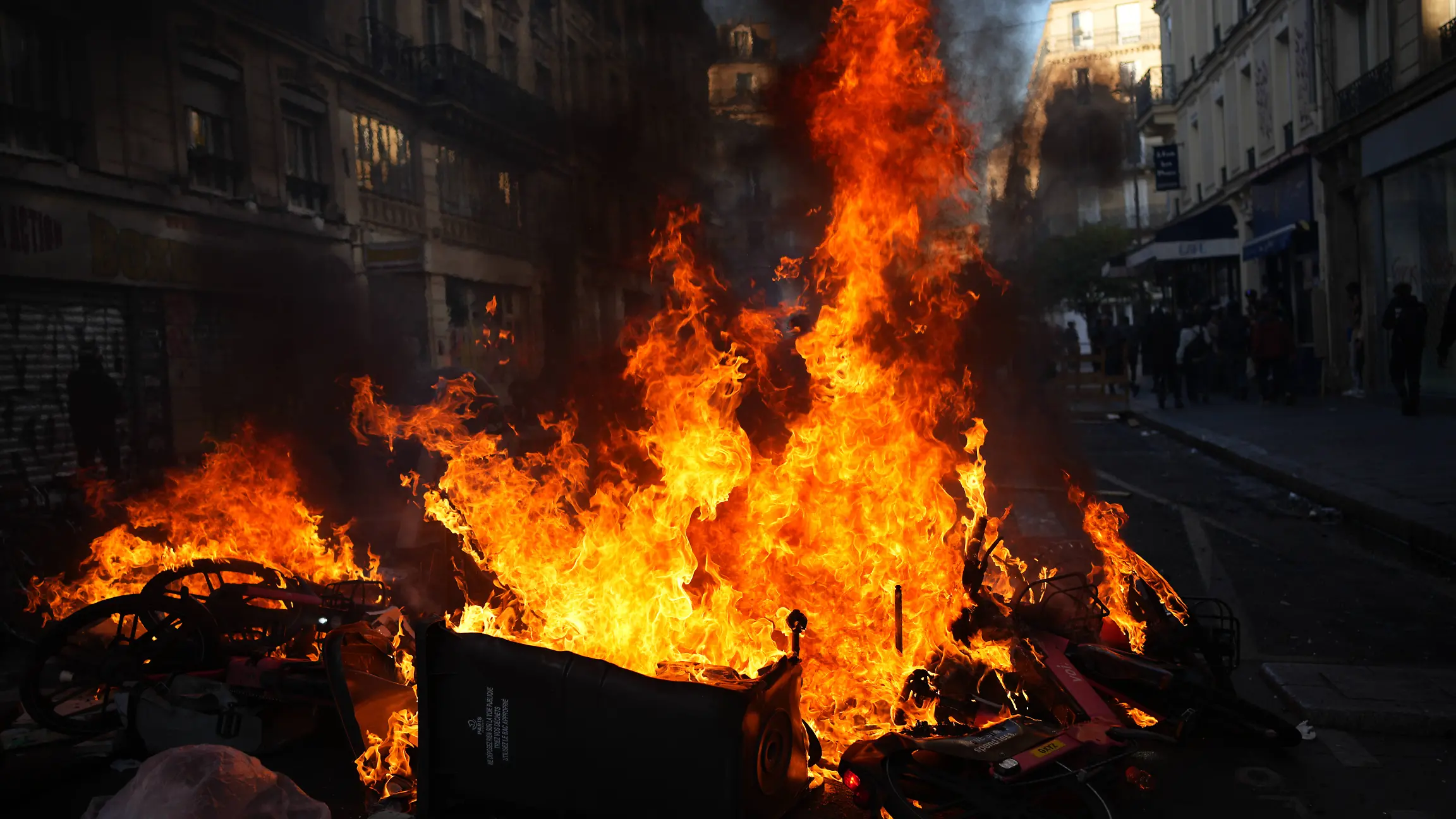 Paris Protests October 18 Flames engulf a pile of overturned rubbish bins, bicycles and debris in a street in Paris, France, on October 18, 2026. The protest movement began in the Paris suburb of Creteil on September 17 over school staffing and conditions, later expanding to concerns about living costs and public services. On October 17, French authorities counted about 550,000 demonstrators nationwide, while organizers estimated 800,000. Clashes in Paris included tear gas, fires, looting and damage to shops. Paris Ile-de-France France Copyright: xBrunoxCamillox