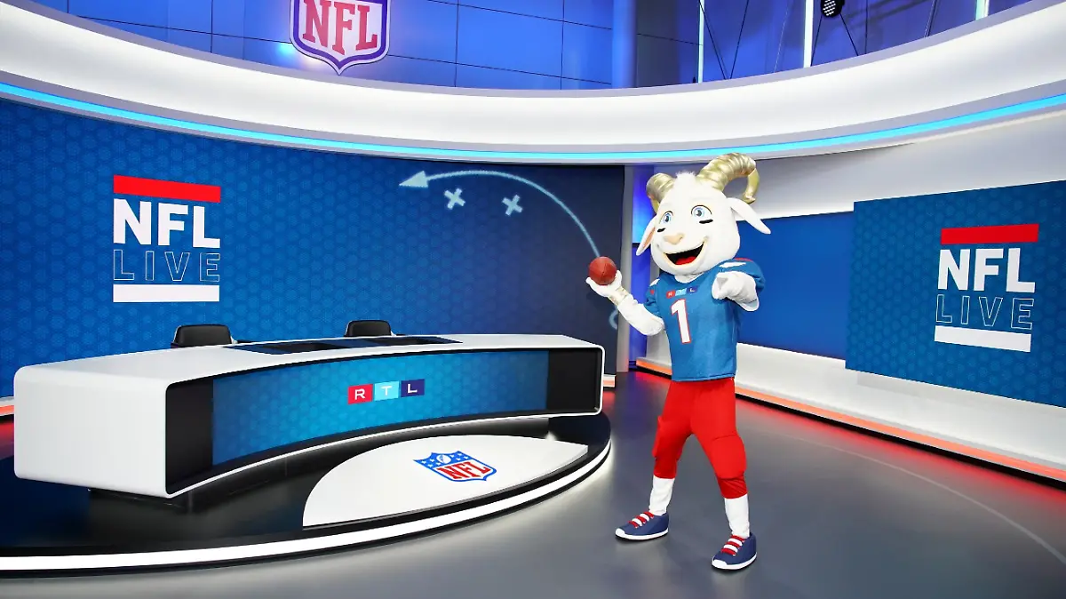 Das neue RTL-Maskottchen der wird vorgestellt. Touchdown Tommy, der footballverrückte Ziegenbock wird die Zuschauer:innen durch die NFL-Saison begleiten.
Die Verwendung des sendungsbezogenen Materials ist nur mit dem Hinweis und Verlinkung auf RTL+ gestattet.