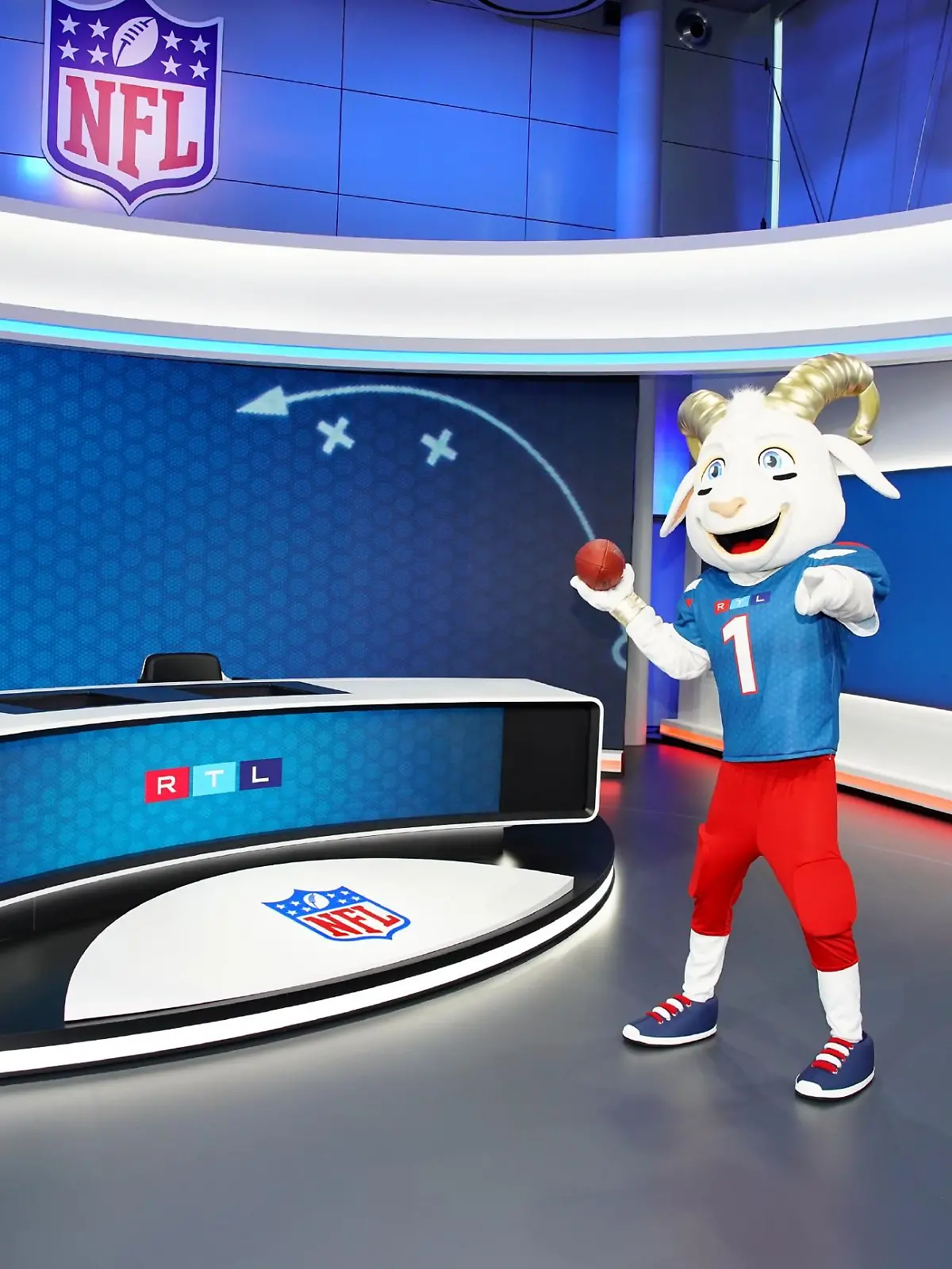 Das neue RTL-Maskottchen der wird vorgestellt. Touchdown Tommy, der footballverrückte Ziegenbock wird die Zuschauer:innen durch die NFL-Saison begleiten.  

Die Verwendung des sendungsbezogenen Materials ist nur mit dem Hinweis und Verlinkung auf RTL+ gestattet.