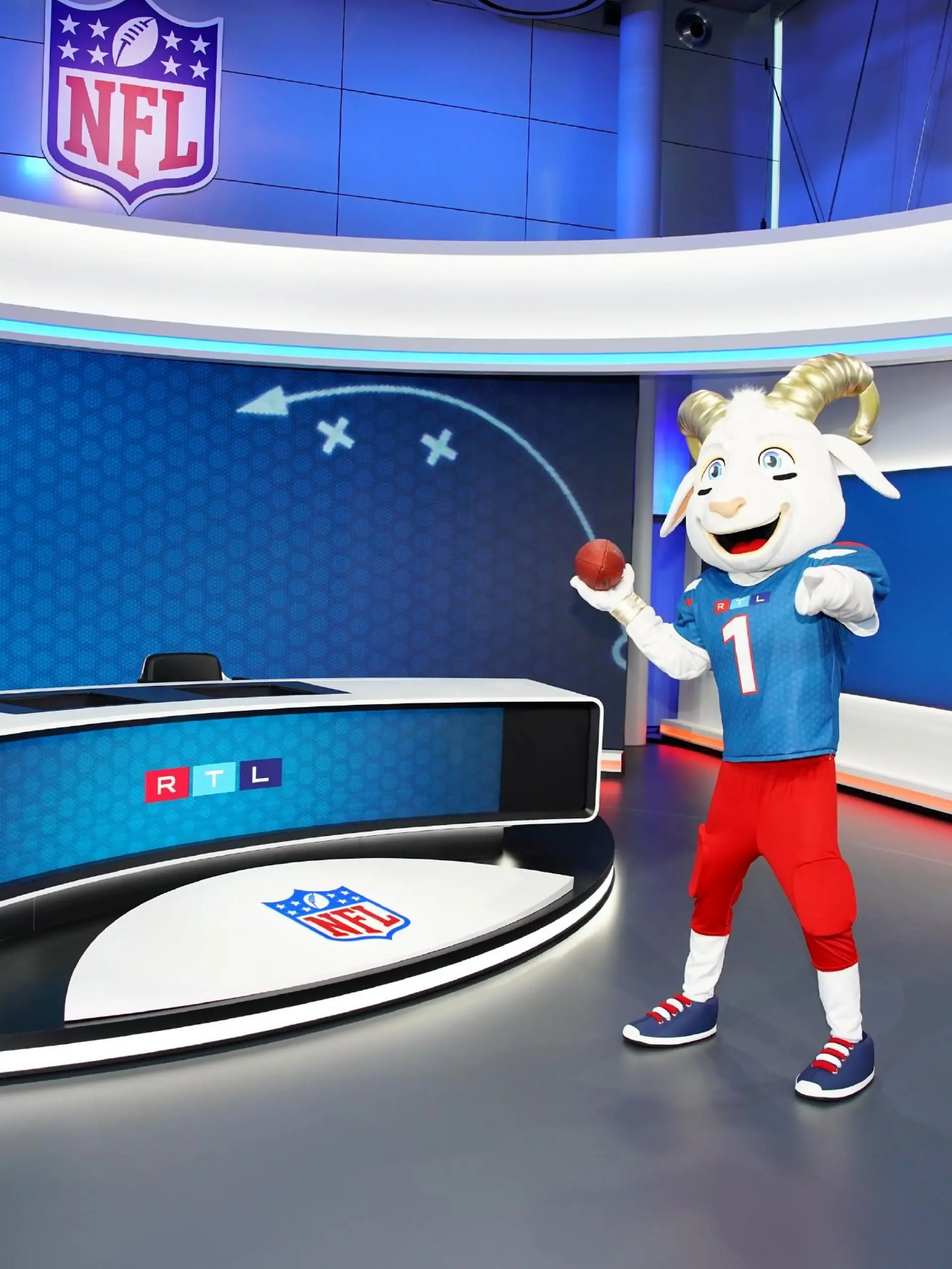 Das neue RTL-Maskottchen der wird vorgestellt. Touchdown Tommy, der footballverrückte Ziegenbock wird die Zuschauer:innen durch die NFL-Saison begleiten.  

Die Verwendung des sendungsbezogenen Materials ist nur mit dem Hinweis und Verlinkung auf RTL+ gestattet.