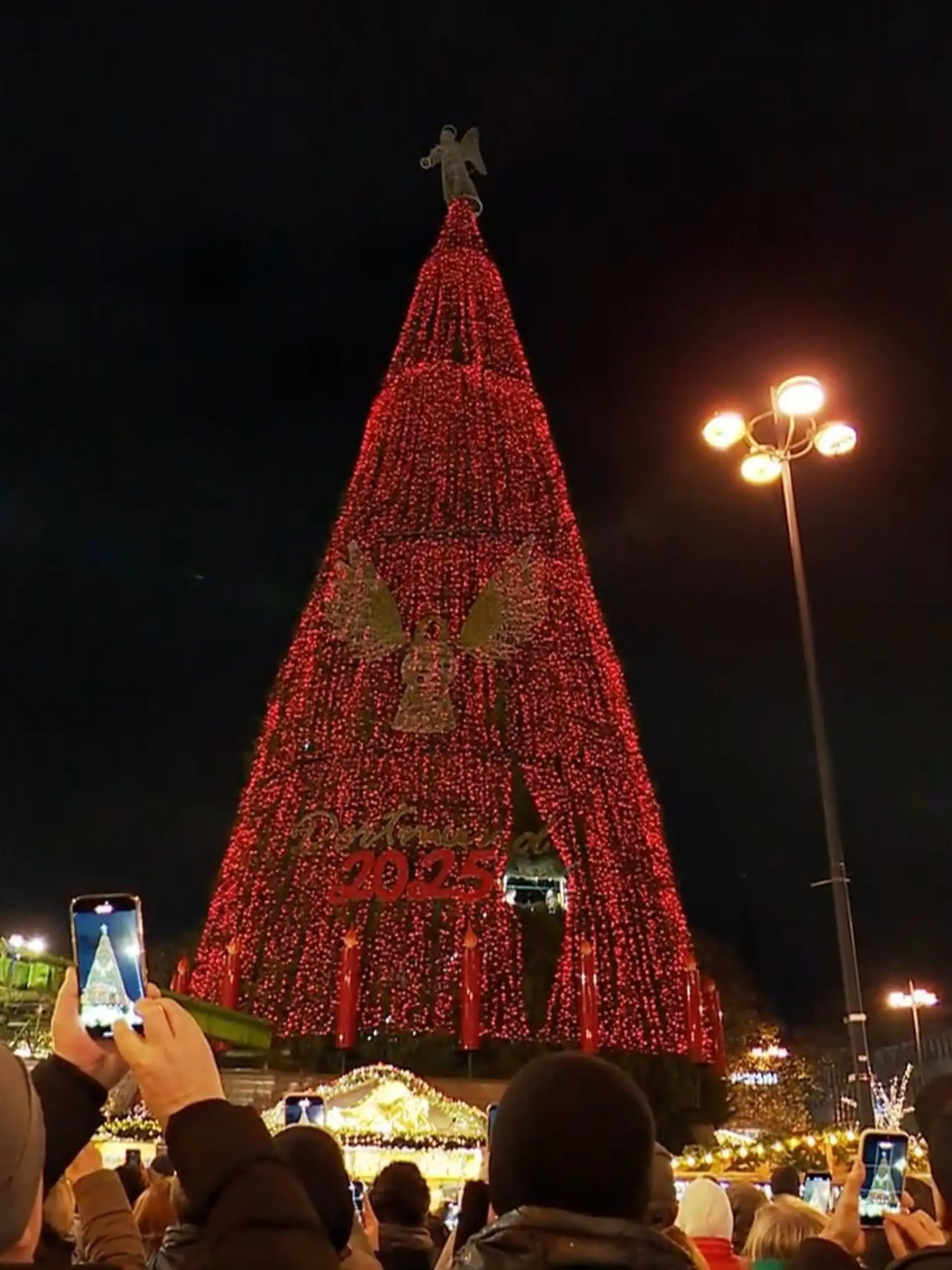 Bild zu: "Fundament für Mega-Weihnachtsbaum in Dortmund"