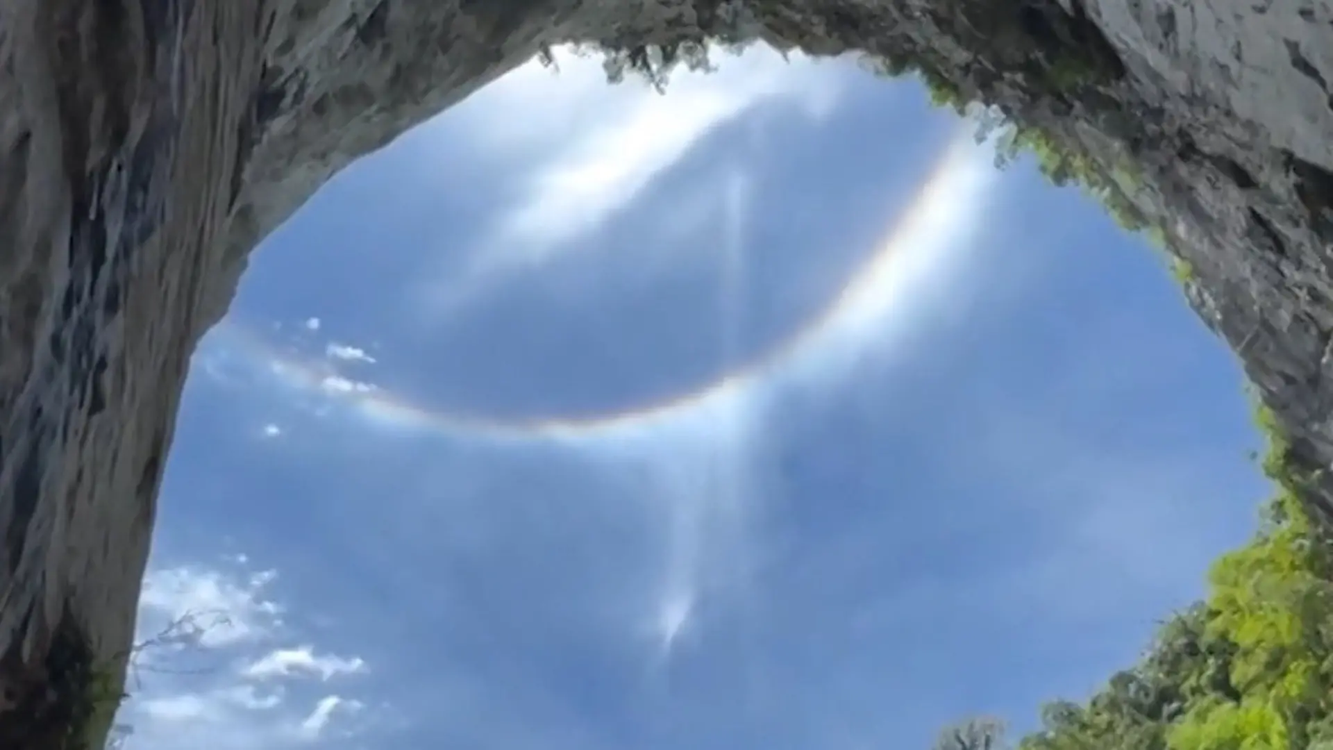 Doppelter Regenbogen! Spektakuläres Himmelsschauspiel über Höhle Naturphänomen in Brasilien