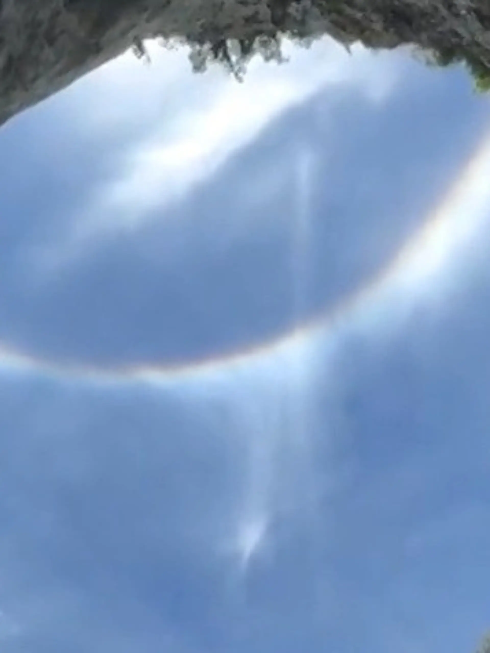 Bild zu: "Doppelter Regenbogen! Spektakuläres Himmelsschauspiel über Höhle"