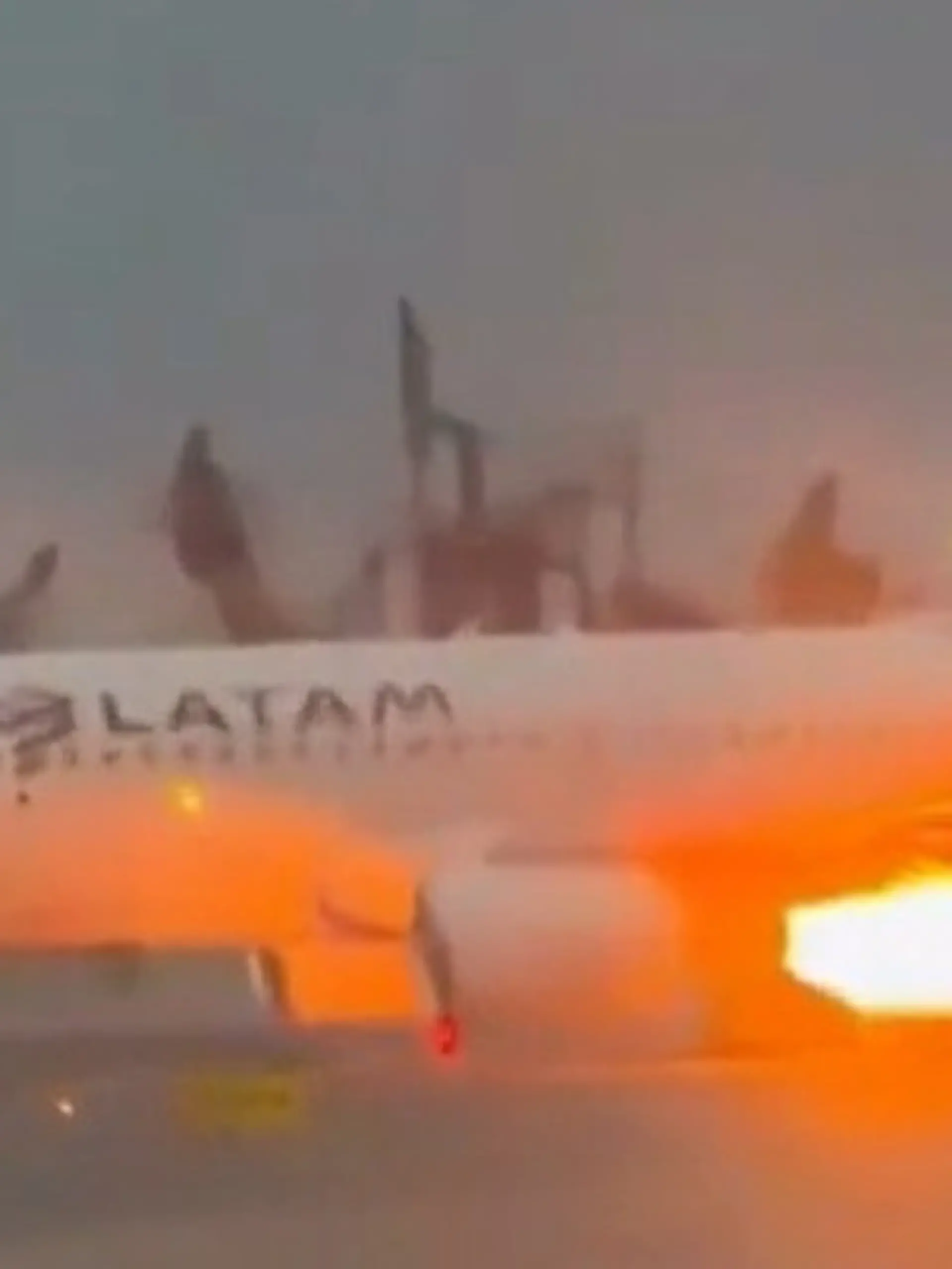 Bild zu: "Feuer-Drama auf dem Rollfeld! Flammen schießen aus Flugzeug-Turbine"