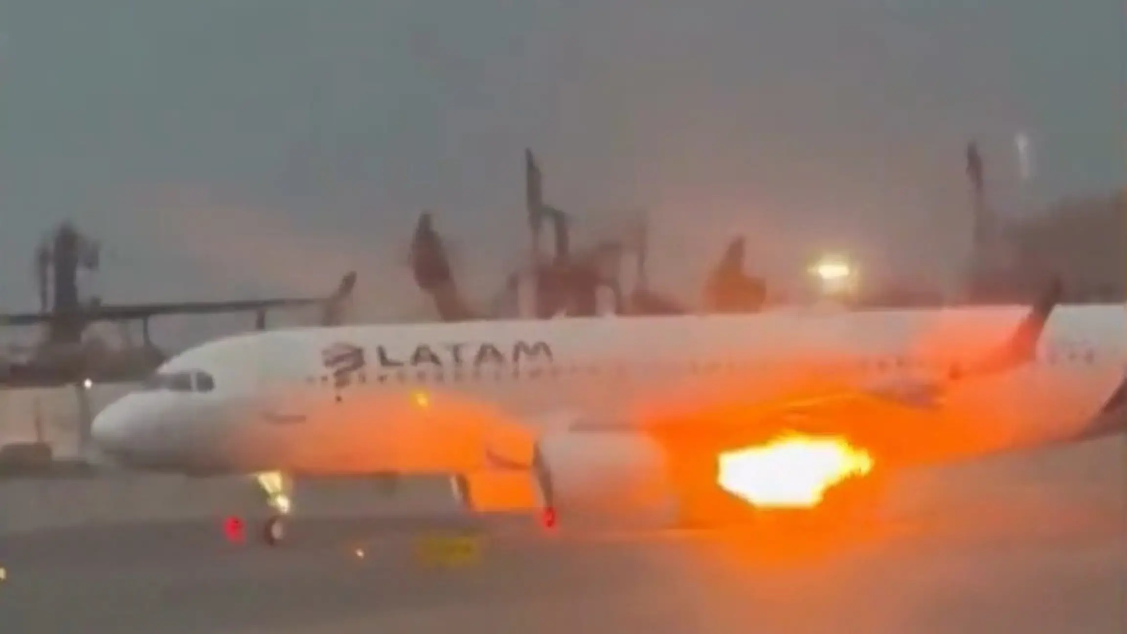 Feuer-Drama auf dem Rollfeld! Flammen schießen aus Flugzeug-Turbine Schock-Moment vor dem Start