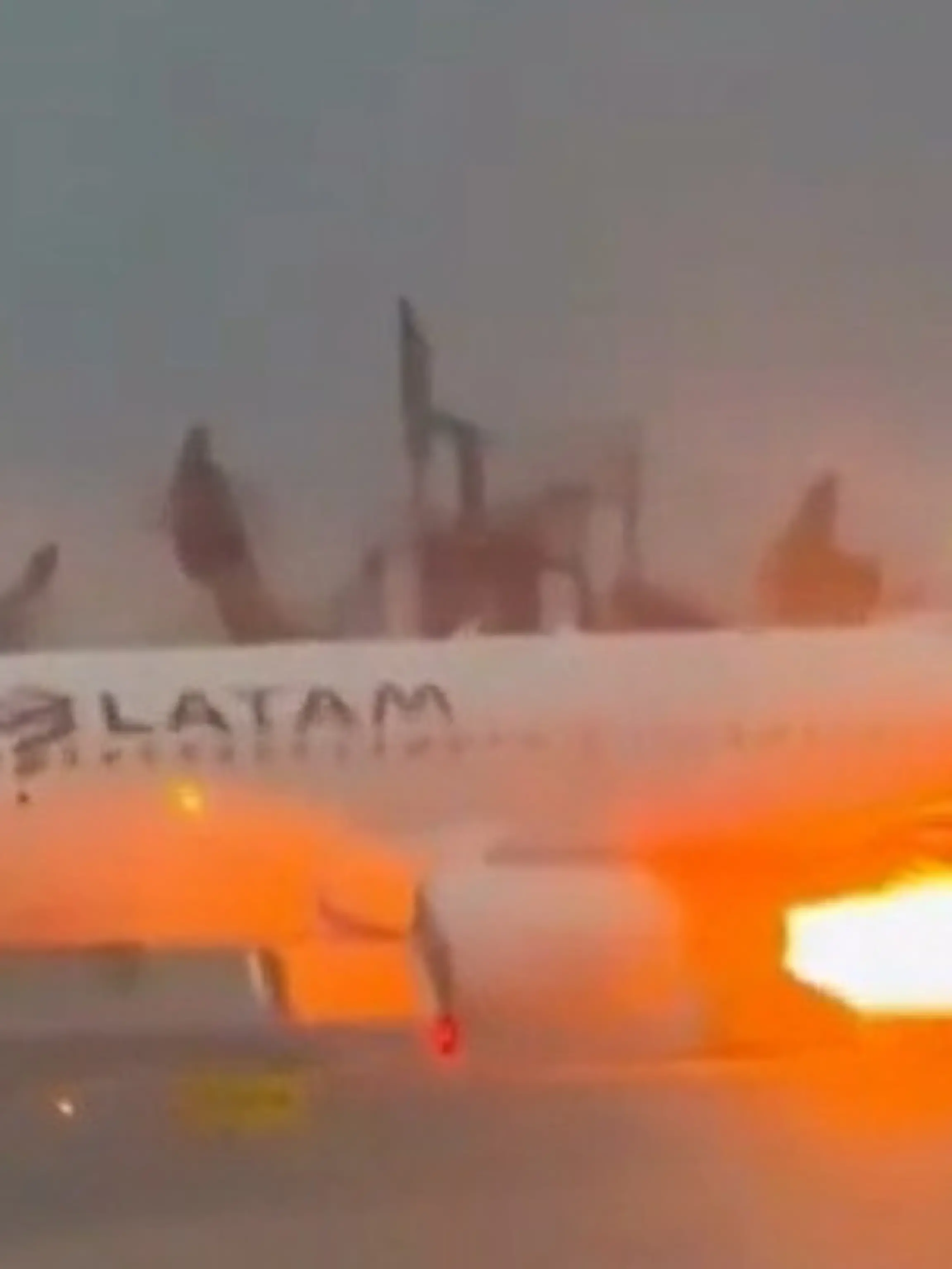 Bild zu: "Feuer-Drama auf dem Rollfeld! Flammen schießen aus Flugzeug-Turbine"