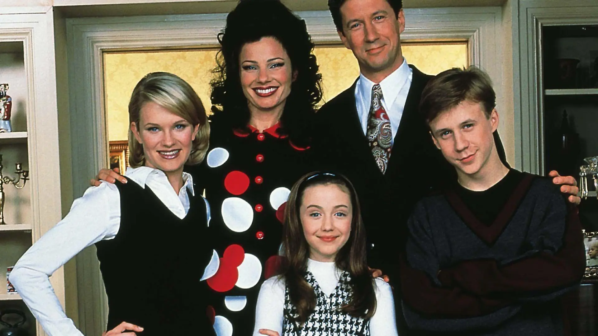 „Die Nanny“-Familie in der 4. Staffel (v.l.): Maggie (Nicholle Tom), Nanny Fran (Fran Drescher), Grace (Madeline Zima, vorne), Maxwell (Charles Shaughnessy) und Brighton (Benjamin Salisbury).