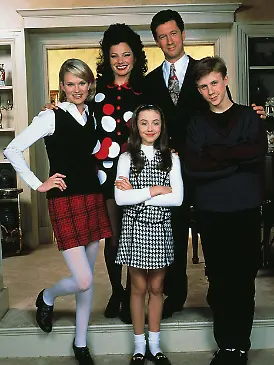 „Die Nanny“-Familie in der 4. Staffel (v.l.): Maggie (Nicholle Tom), Nanny Fran (Fran Drescher), Grace (Madeline Zima, vorne), Maxwell (Charles Shaughnessy) und Brighton (Benjamin Salisbury).