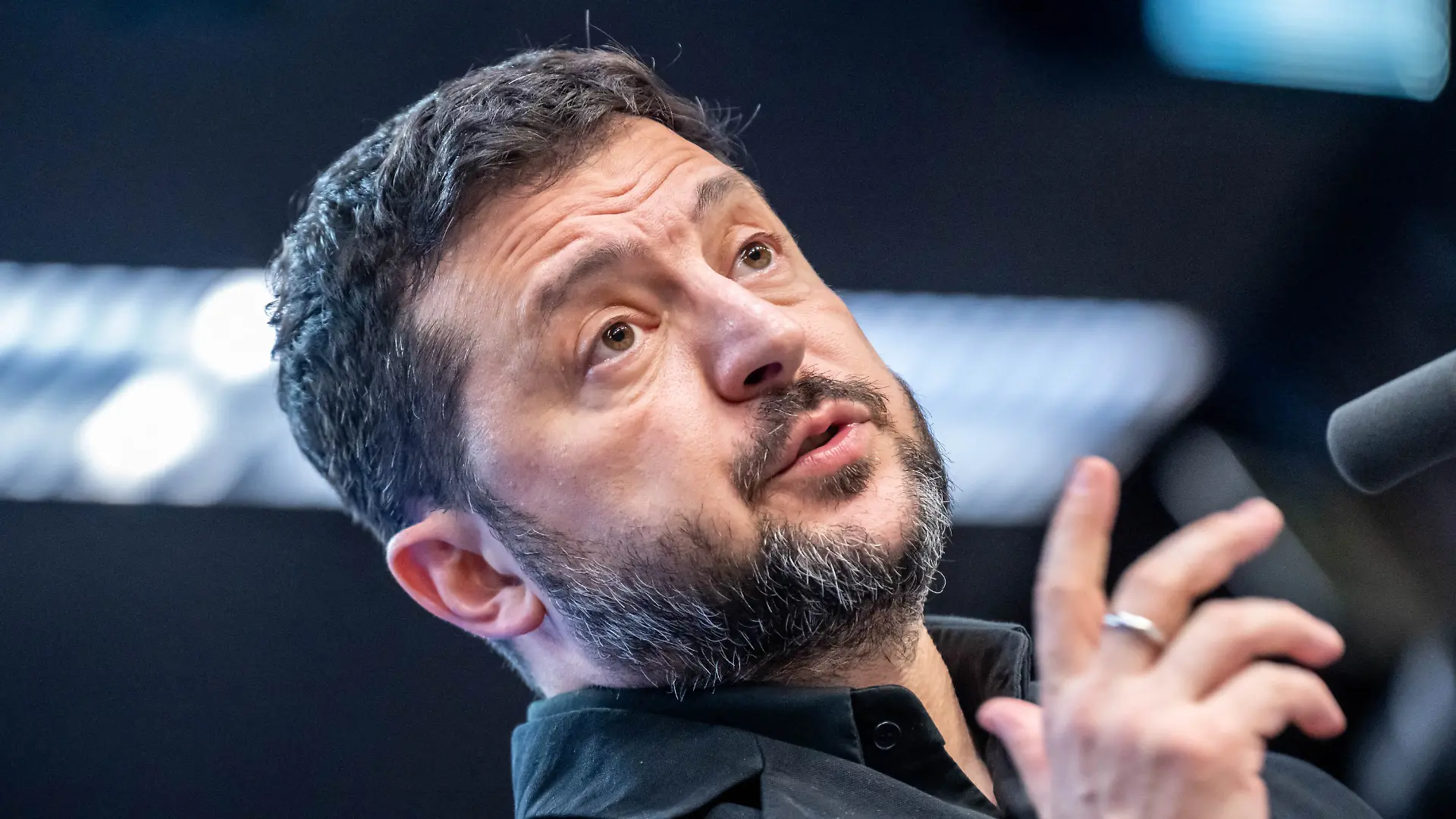 Wolodymyr Selenskyj, Präsident der Ukraine, spricht bei einer Pressekonferenz beim EU-Gipfel. Die Staats- und Regierungschefs der EU-Staaten beraten über die Maßnahmen zur Steigerung der Wettbewerbsfähigkeit der europäischen Wirtschaft, den nächsten langfristigen EU-Haushalt und den Stand bei den EU-Erweiterungsverhandlungen im Europagebäude.