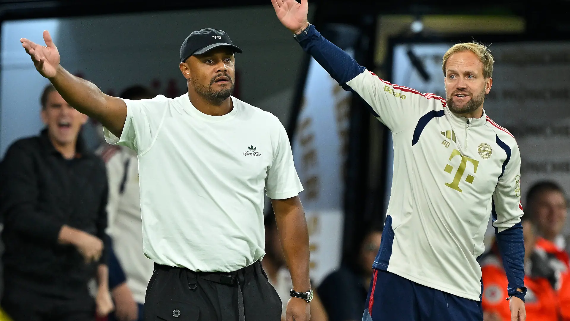 Dortmund, Signal-Iduna-Park, 22.08.26, GER, Herren, Franz-Beckenbauer-Supercup, Saison 2026, Borussia Dortmund - FC Bayern Muenchen Bild: v.li. Trainer Vincent KOMPANY Muenchen und Co-Trainer Aaron DANKS Muenchen DFL regulations prohibit any use of photographs as image sequences and/or quasi-video. Nordrhein-Westfalen Deutschland *** Dortmund, Signal Iduna Park, August 22, 2026, GER, Mens, Franz Beckenbauer Super Cup, 2026 season, Borussia Dortmund vs. FC Bayern Munich. Pictured from left: Head Coach Vincent KOMPANY Munich and Assistant Coach Aaron DANKS Munich. DFL regulations prohibit any use of photographs as image sequences and/or quasi-video. North Rhine-Westphalia, Germany