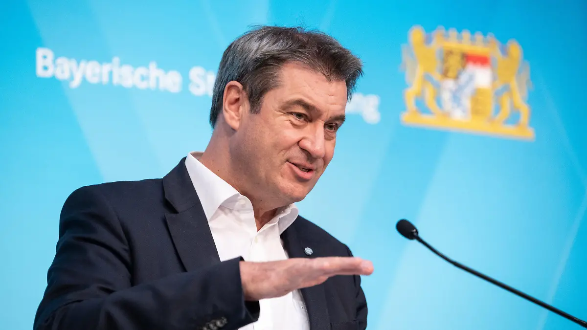 27.04.2021, Bayern, München: Markus Söder (CSU), Parteivorsitzender und Ministerpräsident von Bayern, spricht auf der Pressekonferenz nach einer Sitzung des bayerischen Kabinetts. Die Ministerrunde hatte per Videoschalte getagt. Söder stellte anschließend die unterschiedlichen Beschlüsse vor. Foto: Matthias Balk/dpa +++ dpa-Bildfunk +++
