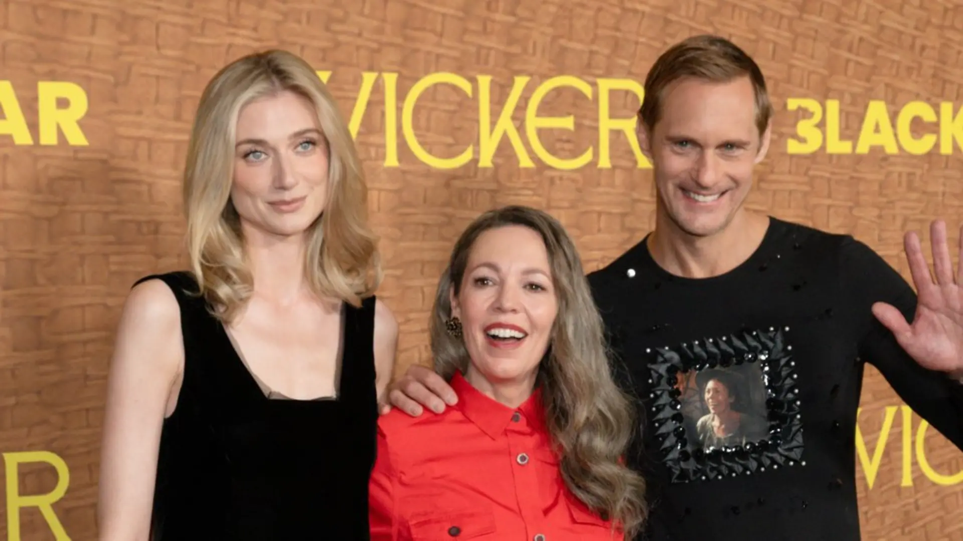Elizabeth Debicki, Olivia Colman und Alexander Skarsgård strahlen auf dem roten Teppich. Besonderer Hingucker ist das Oberteil des Schauspielers.