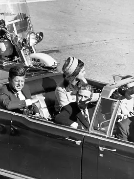 Am 22. November 1963 fährt US-Präsident John F. Kennedy mit Ehefrau Jacqueline in einer offenen Limousine durch Dallas.