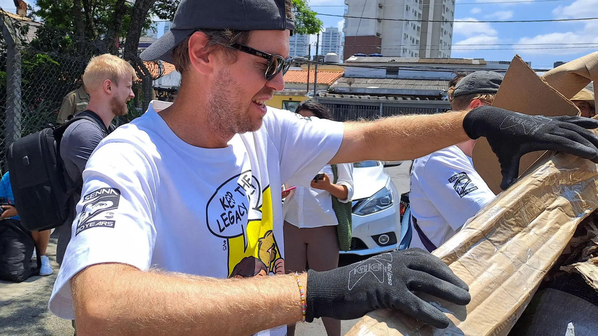 Sebastian Vettel packt auch selbst mit an. (Archivbild)