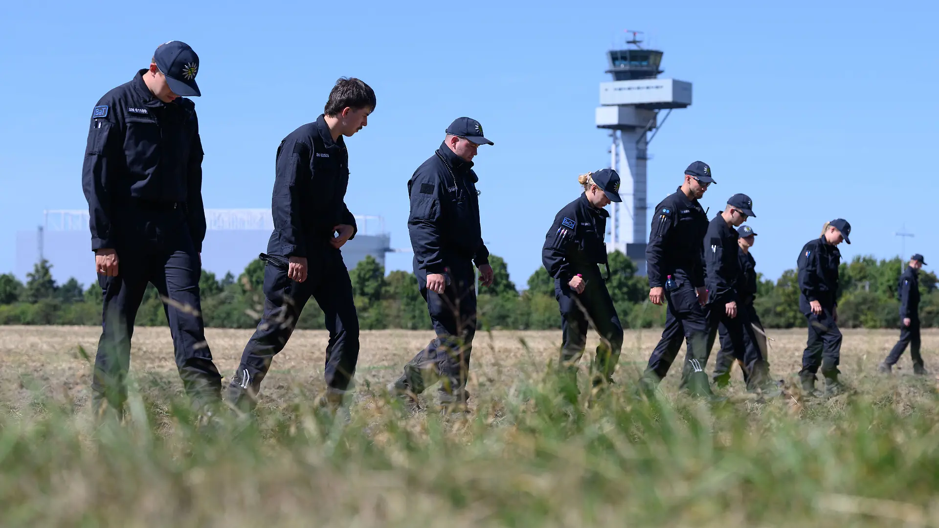 Einsatzkräfte der Polizei suchen ein Feld am Flughafen Leipzig/Halle nach Spuren ab. Nach dem Drohnenvorfall in der Nacht zum Mittwoch (05.08.) laufen die Ermittlungen. Die für einen Angriff ausgerüstete Drohne war nach Angaben aus Sicherheitskreisen nahe einer ukrainischen Transportmaschine sichergestellt worden. (zu dpa: «Mehrheit der Deutschen besorgt wegen Sprengstoff-Drohne») +++ dpa-Bildfunk +++