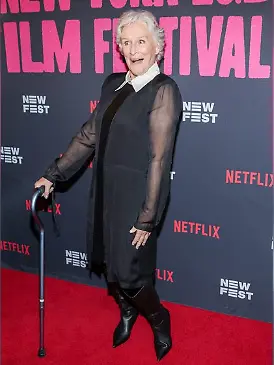 Glenn Close erschien bei der Filmpremiere von "La Bola Negra" mit einem Gehstock.