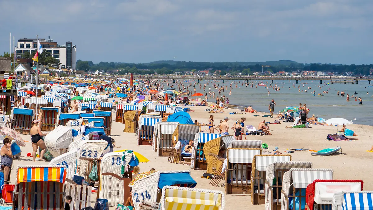 Touristen am Strand von Timmendorfer Strand -Touristen am Strand von Timmendorfer Strand -, Lübecker Bucht Schleswig-Holstein Deutschland Strand *** Tourists at the beach of Timmendorfer Strand Tourists at the beach of Timmendorfer Strand , Lübecker Bucht Schleswig Holstein Germany Beach