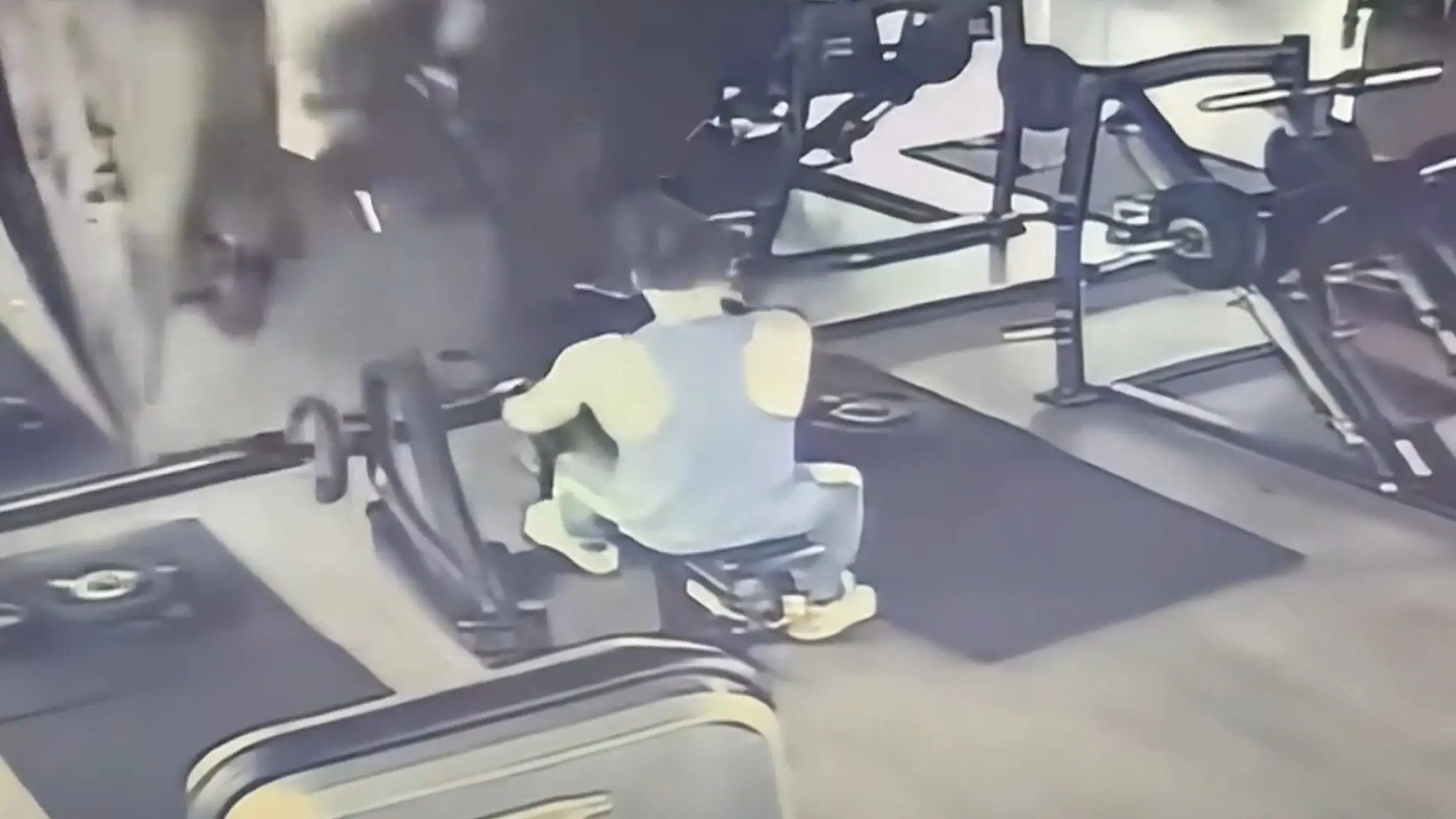 Schreckmoment mitten im Training! Spiegel kracht auf Mann – dann das nächste Unglück Spieglein, Spieglein – weg von der Wand!