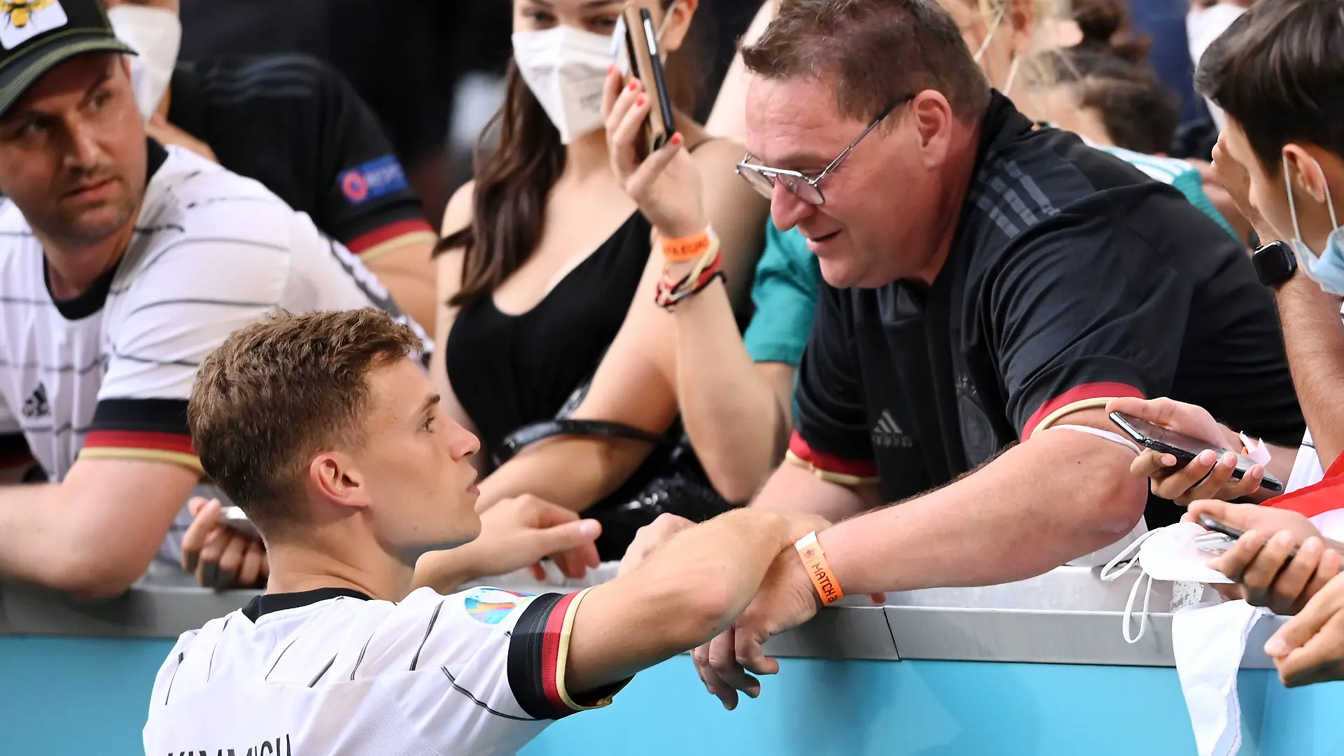 FUSSBALL Euro 2021 GRUPPE C Spiel 24 in Muenchen Portugal - Deutschland 19.06.2021 Joshua Kimmich li, Deutschland mit seinem Vater Berthold nach dem Spiel