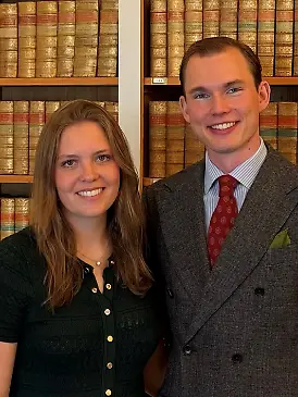 Verliebt, verlobt und bald verheiratet! Erbprinz Leopold von Baden und seine Liebste Katharina von Baumbach wollen sich 2027 das Jawort geben.