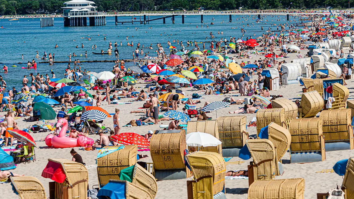 19.06.2021, Schleswig-Holstein, Timmendorfer Strand: Mit Badegästen und Strandkörben gut gefüllt, aber nicht überlaufen, ist der Ostseestrand in Timmendorfer-Strand. Das ist das Ergebnis einer Corona-Schutzmaßnahme, durch die der Zugang zu Strandabschnitten gesperrt wird, wenn dort eine Höchstanzahl an Besuchern erreicht ist. Foto: Markus Scholz/dpa - ACHTUNG: Verwendung nur im vollen Format +++ dpa-Bildfunk +++