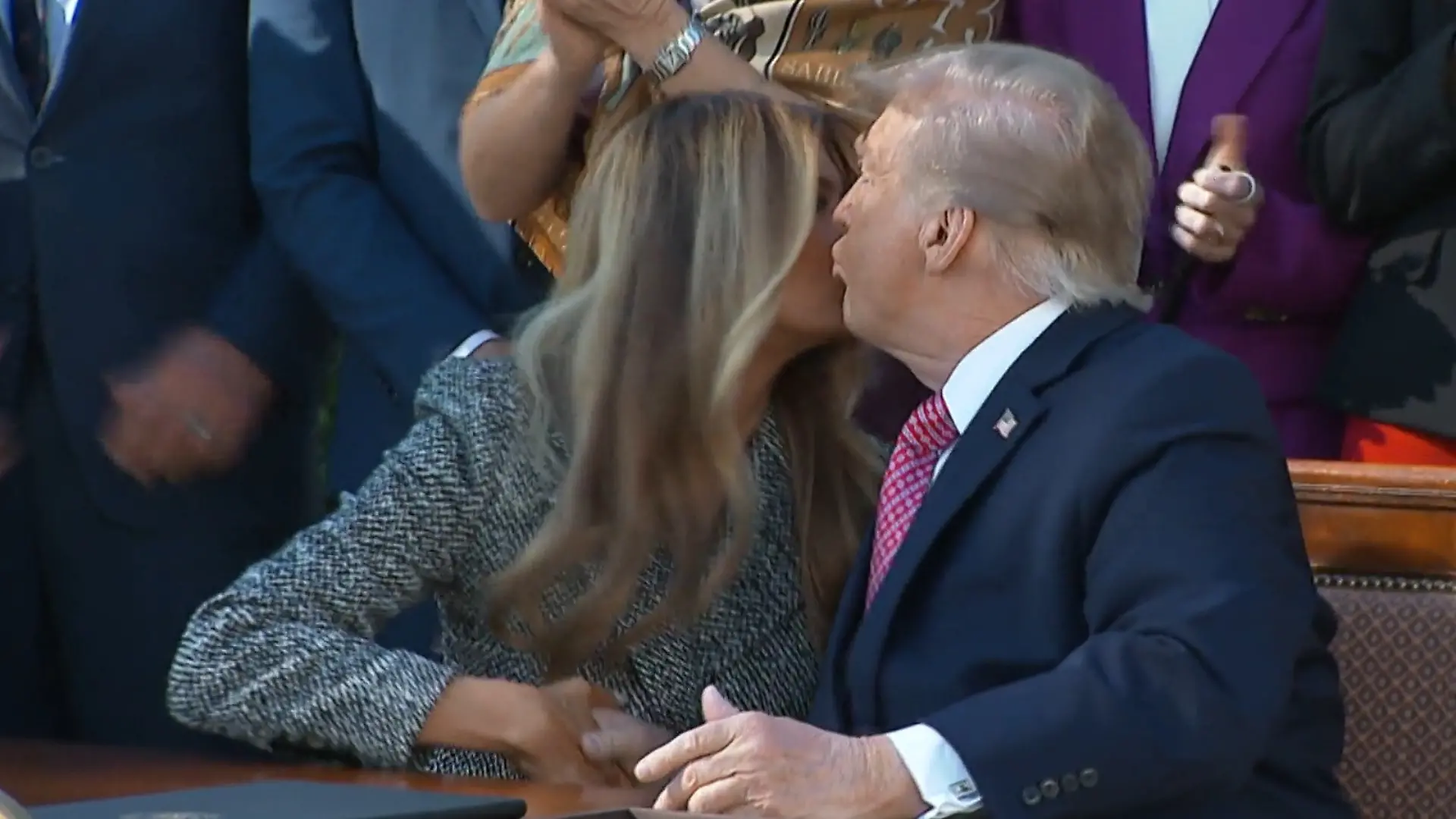 Kleiner Schmatzer, Riesen-Spott! Dieser Kuss von Donald und Melania Trump geht daneben „Als wären seine Lippen Elektroschocker"