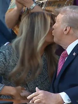 Bild zu: "Kleiner Schmatzer, Riesen-Spott! Dieser Kuss von Donald und Melania Trump geht daneben"