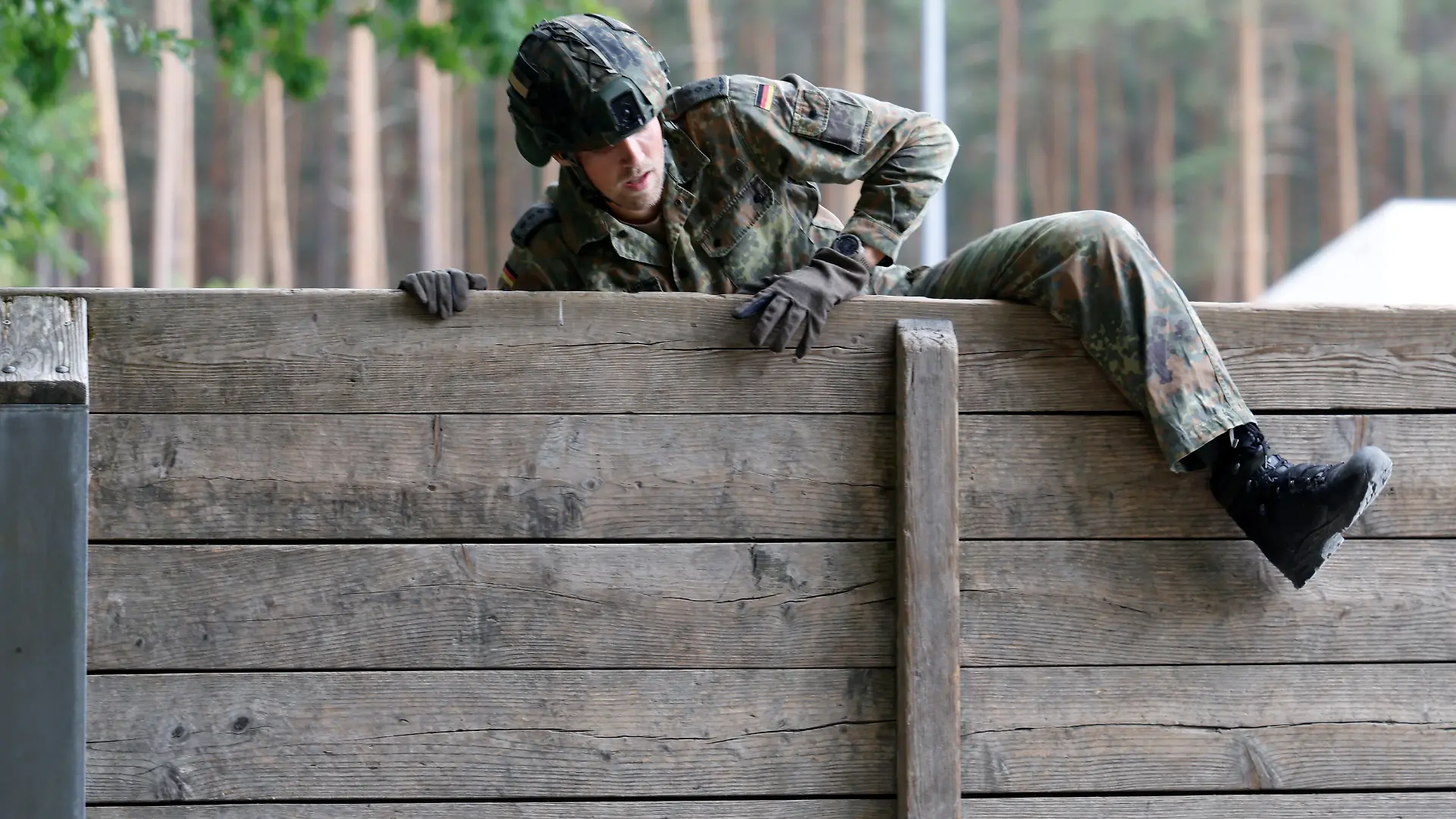 Captain Lennart demonstrates to the selected young participants the methods for overcoming obstacles on the obstacle course during the Bundeswehr Discovery Days at Otto-Lilienthal-Kaserne in Roth, Germany, July 8, 2026. REUTERS/Heiko Becker
