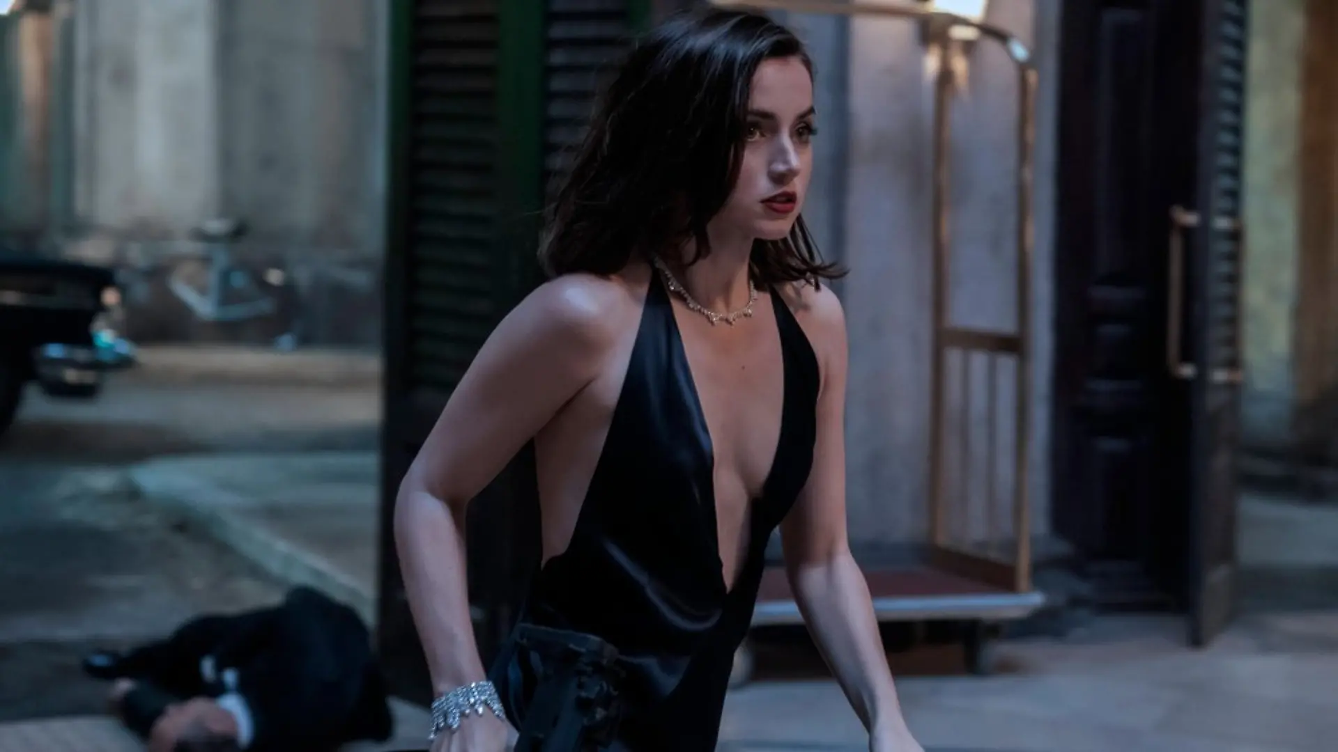 Bond-Auktion: Unter anderem wird Ana de Armas' Kleid aus "No Time to Die" versteigert.
