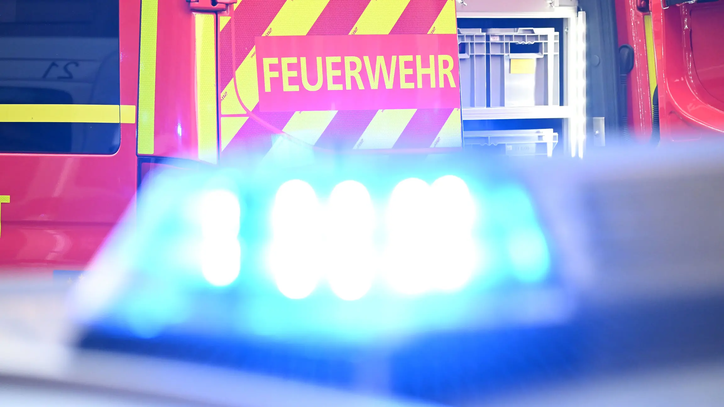Bei einem Wohnungsbrand am Chiemsee ist vermutlich der 30-jährige Einwohner gestorben. (Symbolbild)