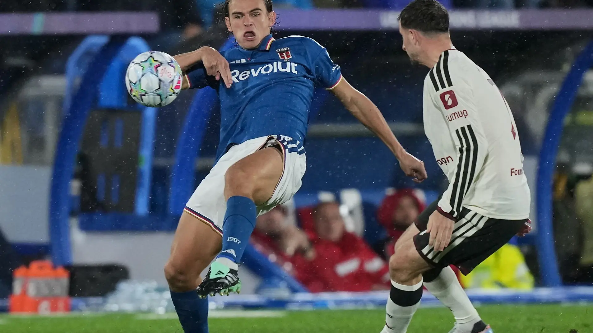 Comos Nico Paz (links) machte zwei Tore gegen Manchester United.