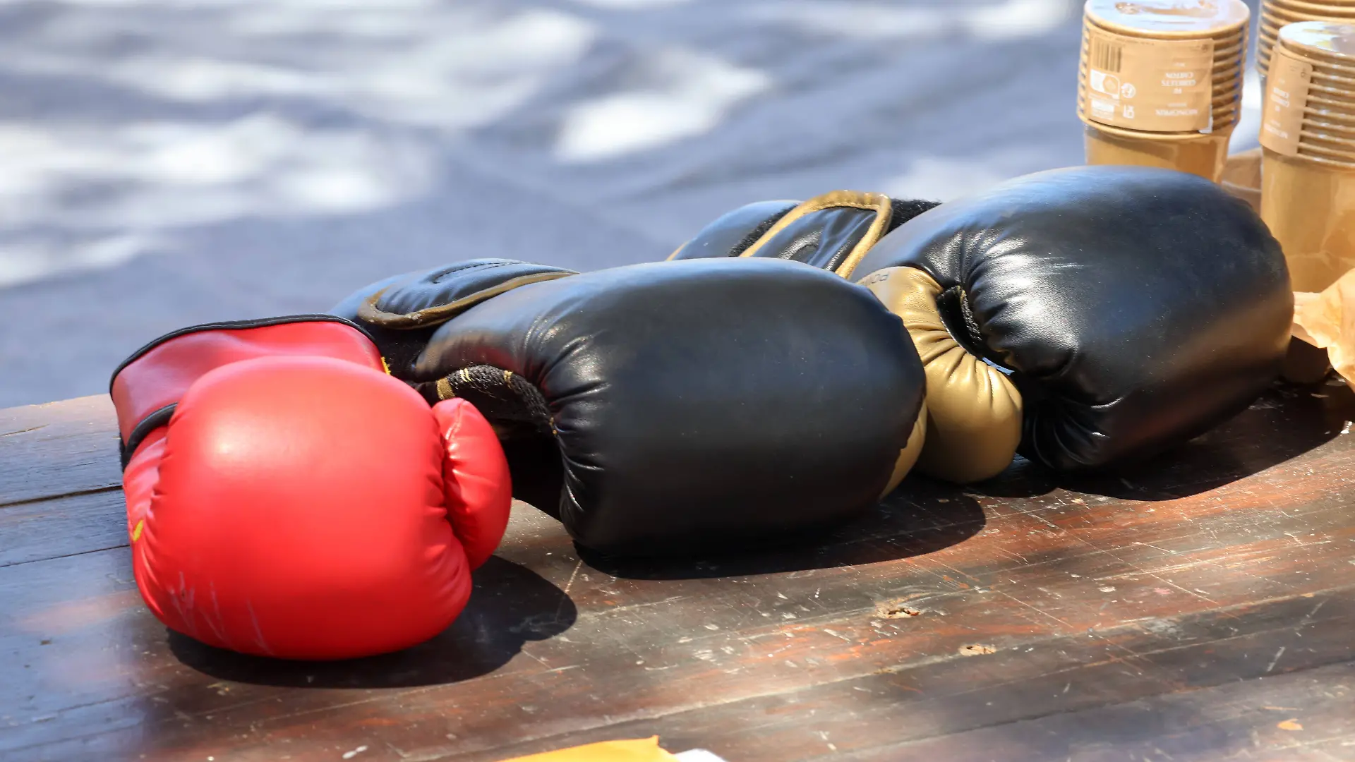 Le Lavandou Frankreich 06.06.26 Sport de Lumiere am Grand Plage de Le Lavandou Boxhandschuhe Le Lavandou City Provence Var Frankreich *** Le Lavandou France 06 06 26 Sport de Lumiere at the Grand Plage de Le Lavandou Boxing Gloves Le Lavandou City Provence Var France