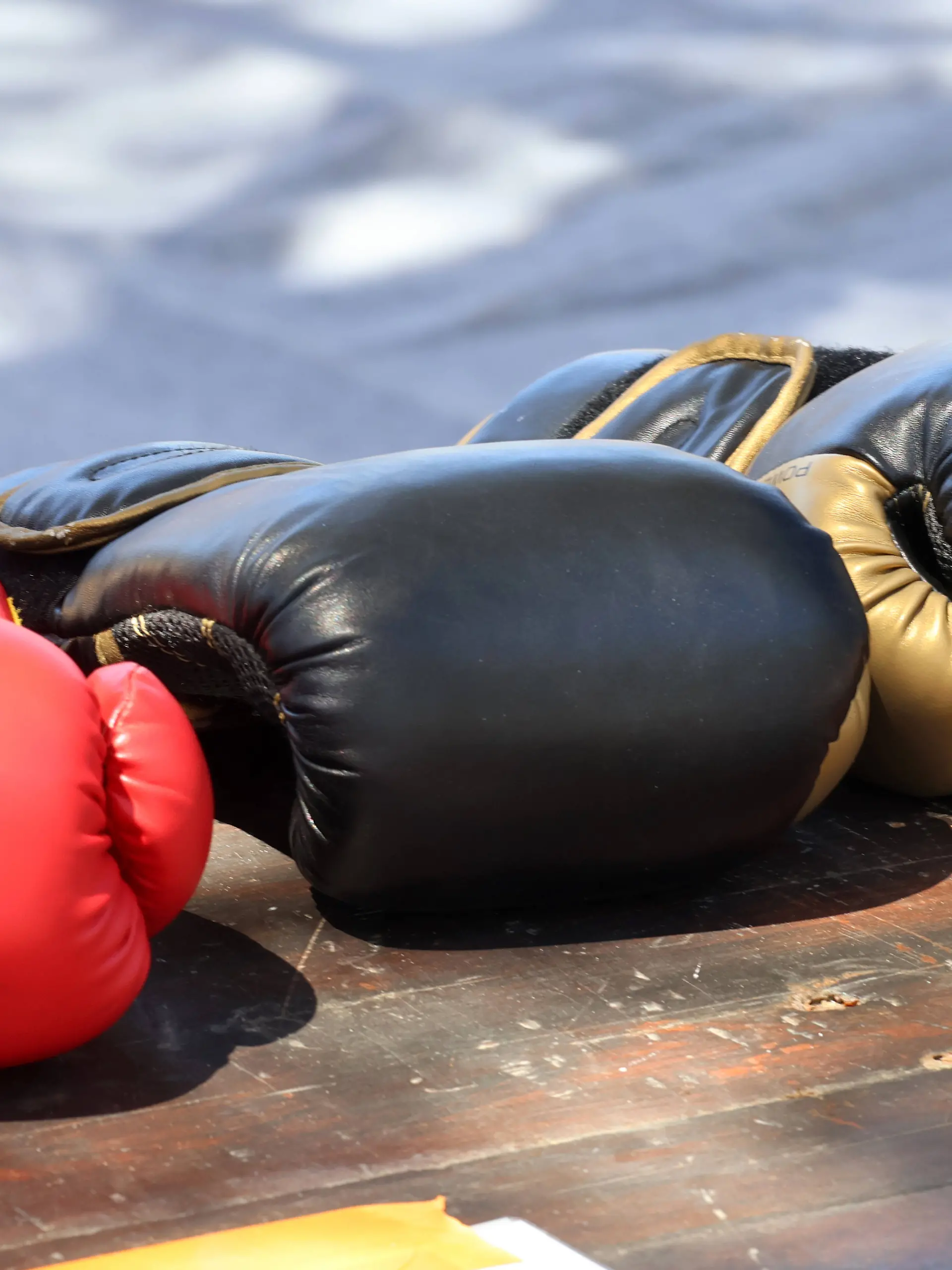 Le Lavandou Frankreich 06.06.26 Sport de Lumiere am Grand Plage de Le Lavandou Boxhandschuhe Le Lavandou City Provence Var Frankreich *** Le Lavandou France 06 06 26 Sport de Lumiere at the Grand Plage de Le Lavandou Boxing Gloves Le Lavandou City Provence Var France