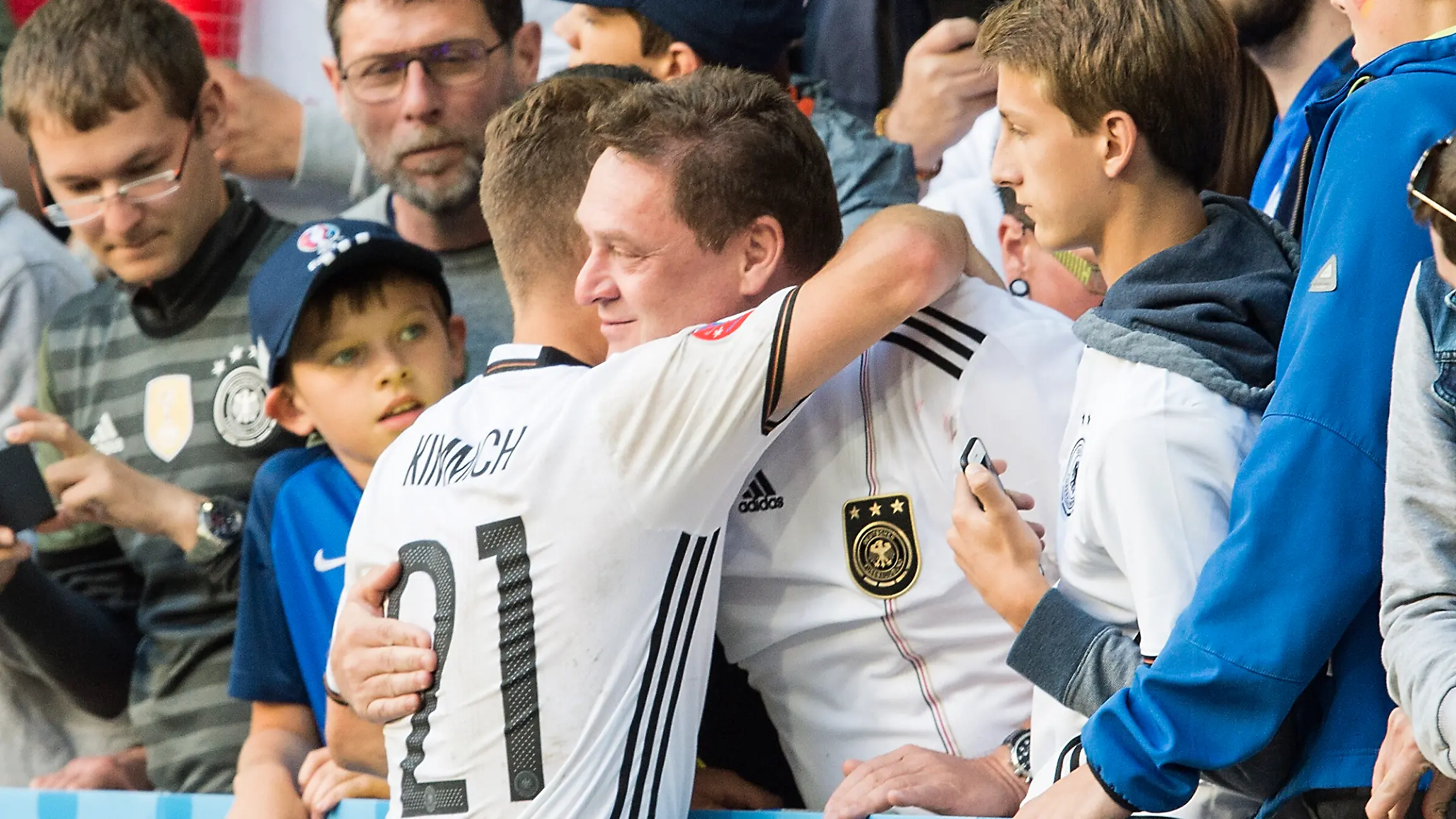 Bild zu: "Joshua Kimmichs besondere Momente mit seinem Vater"