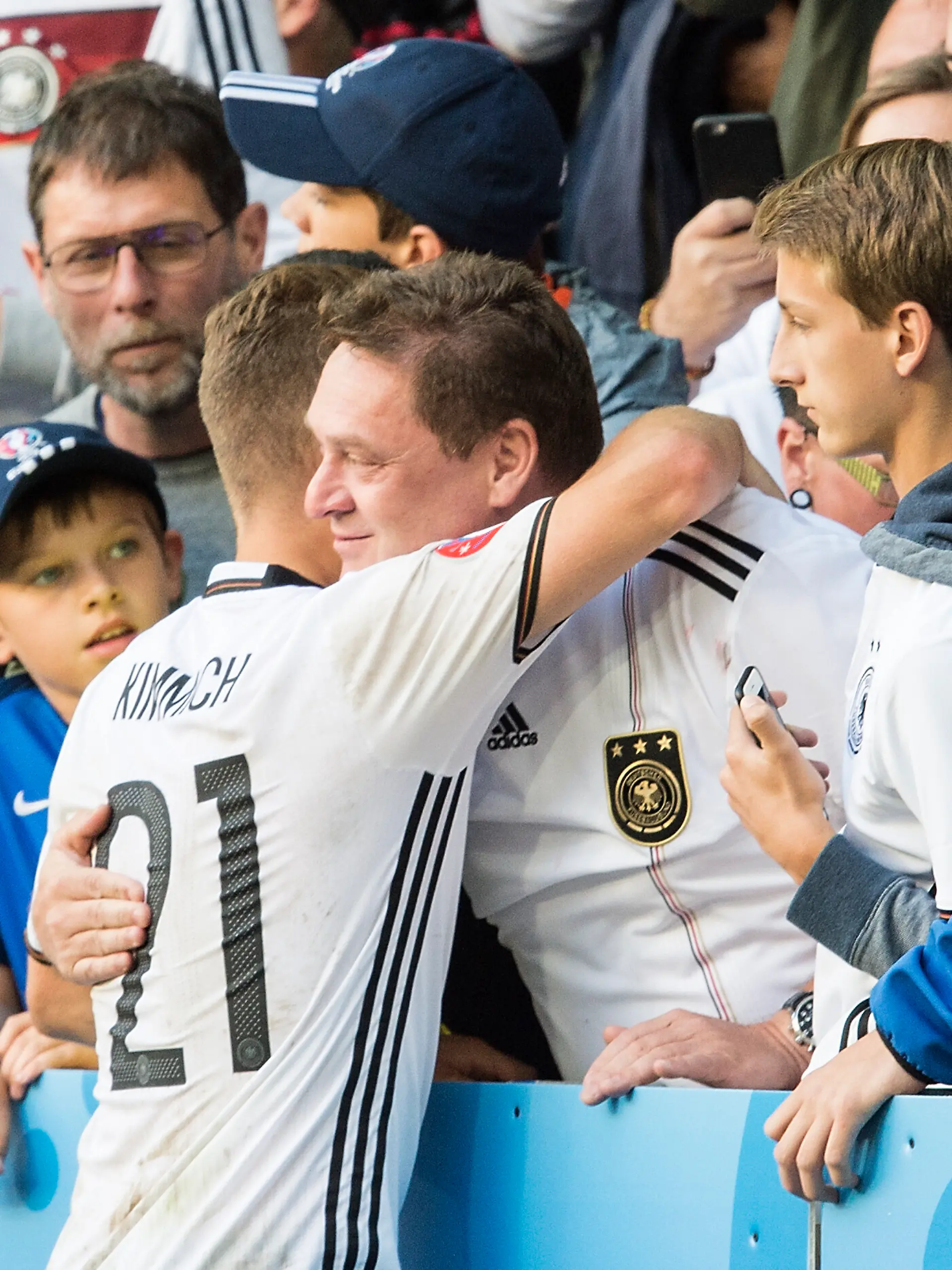Bild zu: "Abschied von Papa Berthold: Joshua Kimmichs besondere Momente mit seinem Vater"