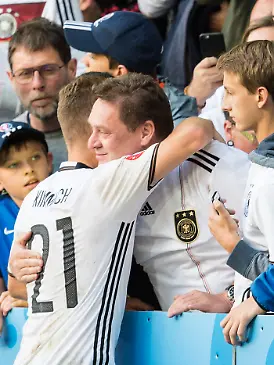 Bild zu: "Abschied von Papa Berthold: Joshua Kimmichs besondere Momente mit seinem Vater"