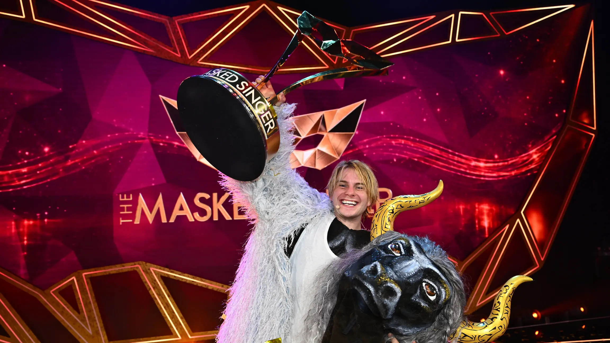 Auf diesem von Joyn/Willi Weber zur Verfügung gestellten, undatierten Bild steht Sänger Vincent Gross nach seinem Sieg in der ProSieben-Show «The Masked Singer» auf einer Bühne. Er war als Stier aufgetreten. (zu dpa "Als Stier zum Sieg: Vincent Gross gewinnt «Masked Singer»") +++ dpa-Bildfunk +++