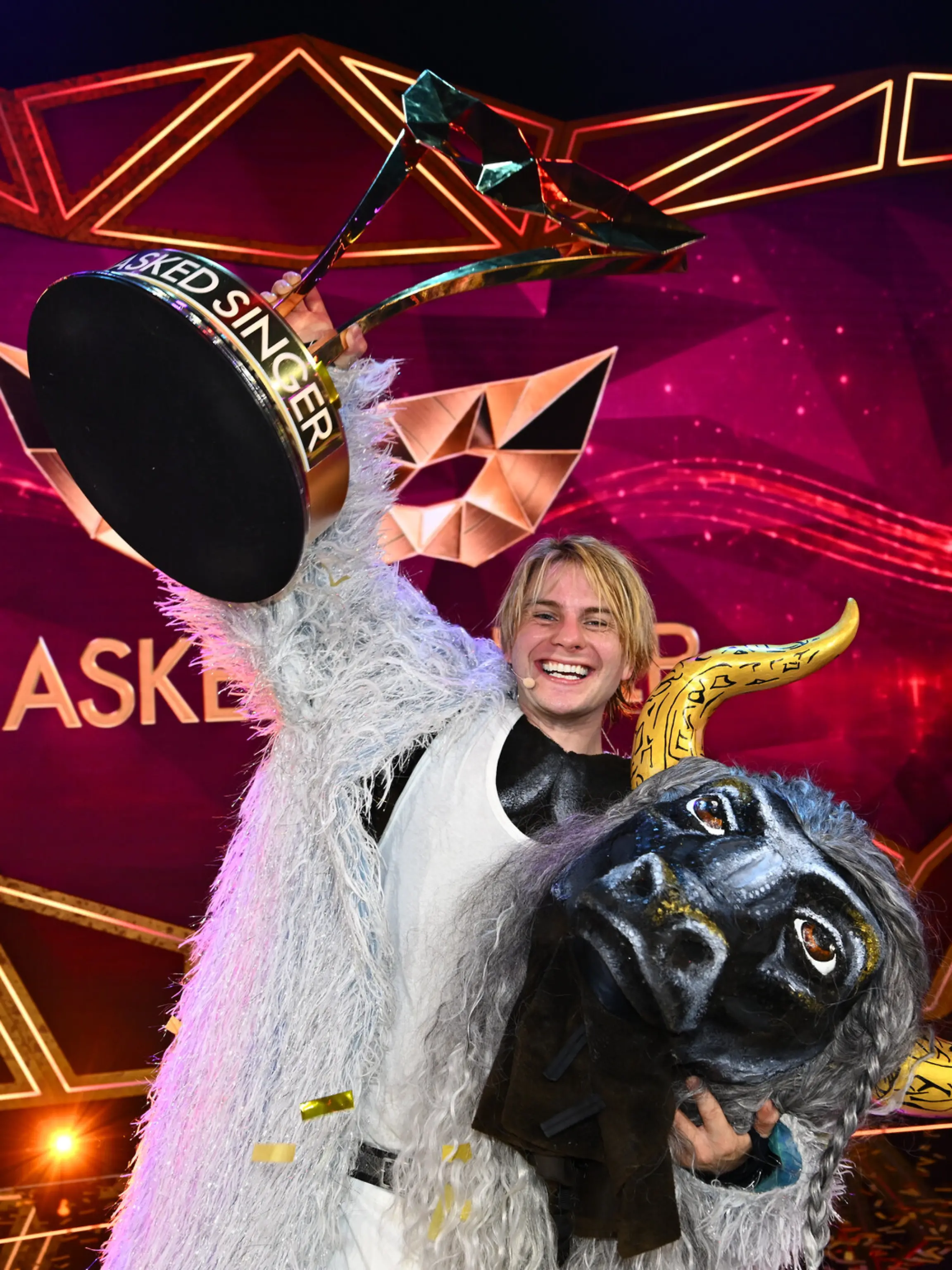 Auf diesem von Joyn/Willi Weber zur Verfügung gestellten, undatierten Bild steht Sänger Vincent Gross nach seinem Sieg in der ProSieben-Show «The Masked Singer» auf einer Bühne. Er war als Stier aufgetreten. (zu dpa "Als Stier zum Sieg: Vincent Gross gewinnt «Masked Singer»") +++ dpa-Bildfunk +++