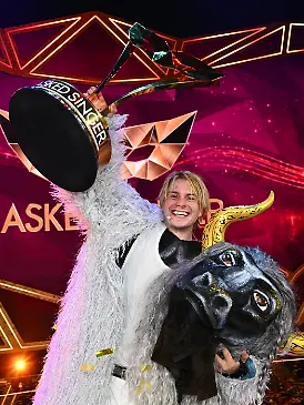 Auf diesem von Joyn/Willi Weber zur Verfügung gestellten, undatierten Bild steht Sänger Vincent Gross nach seinem Sieg in der ProSieben-Show «The Masked Singer» auf einer Bühne. Er war als Stier aufgetreten. (zu dpa "Als Stier zum Sieg: Vincent Gross gewinnt «Masked Singer»") +++ dpa-Bildfunk +++