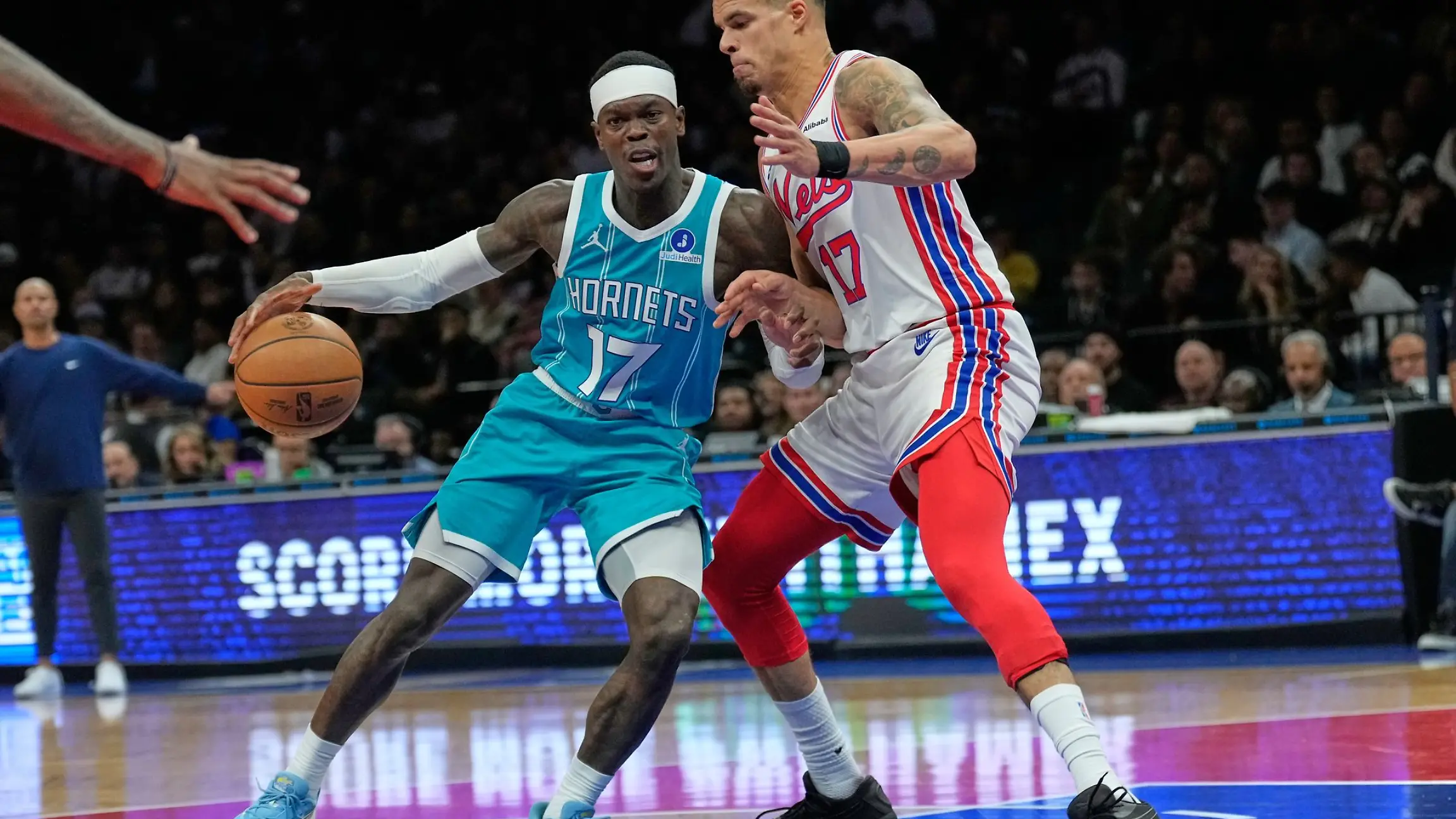 Dennis Schröder (l.) feierte ein erfolgreiches Debüt für sein neues Team.