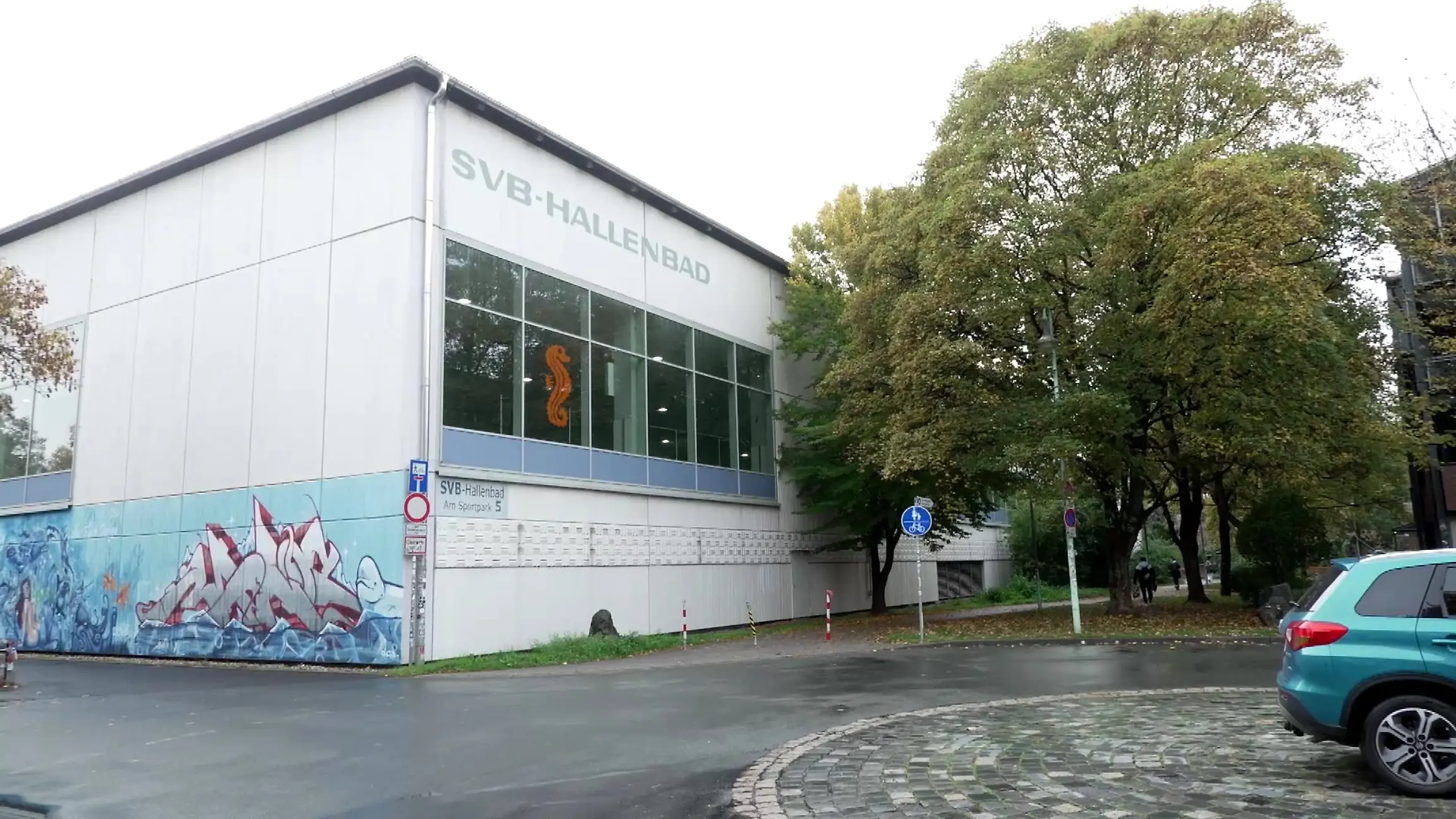 Nach seinem Besuch im SVB-Hallenbad in Bayreuth wird der Heimweg für einen Siebenjährigen zum Albtraum.